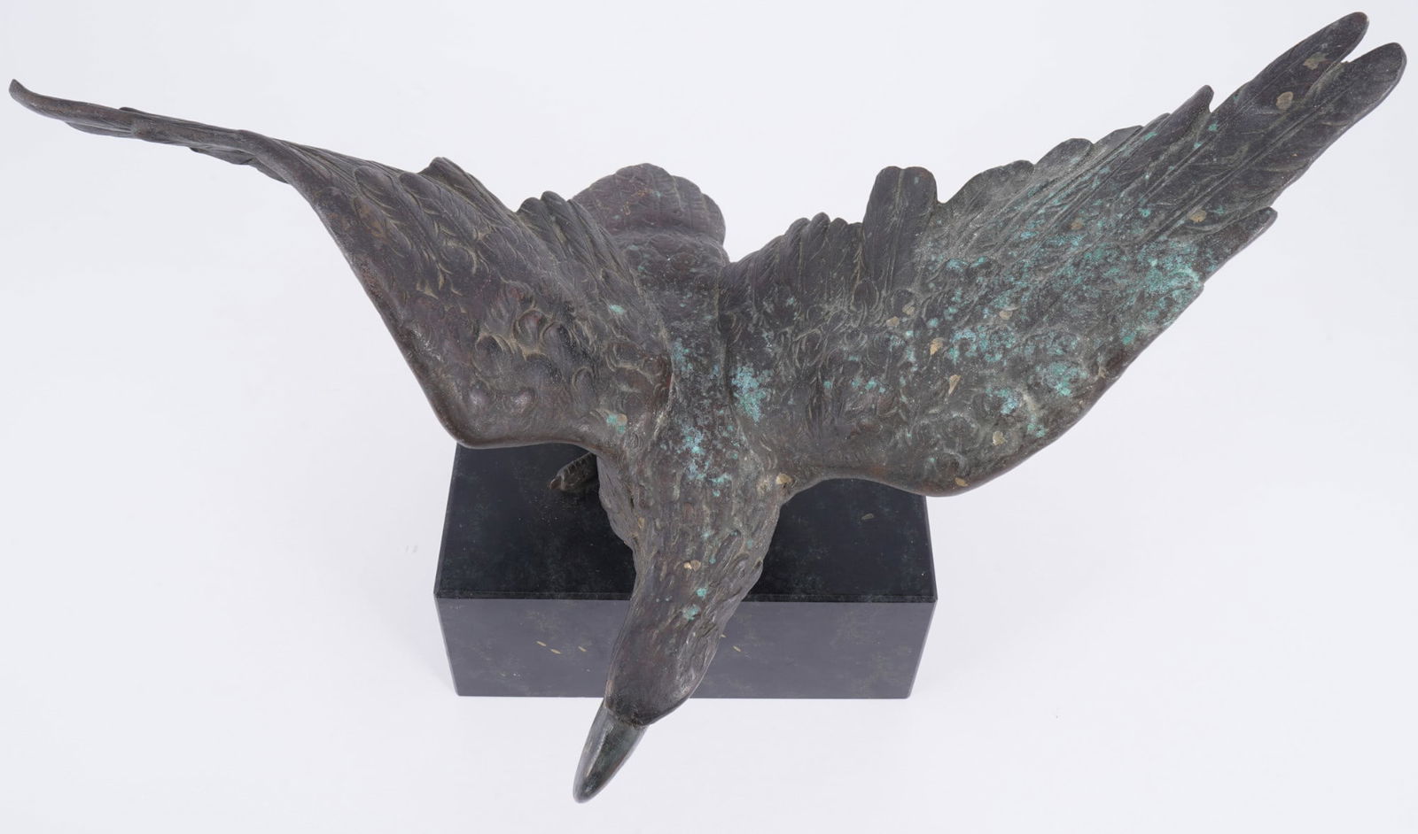 Large bronze eagle on a marble base, - 8