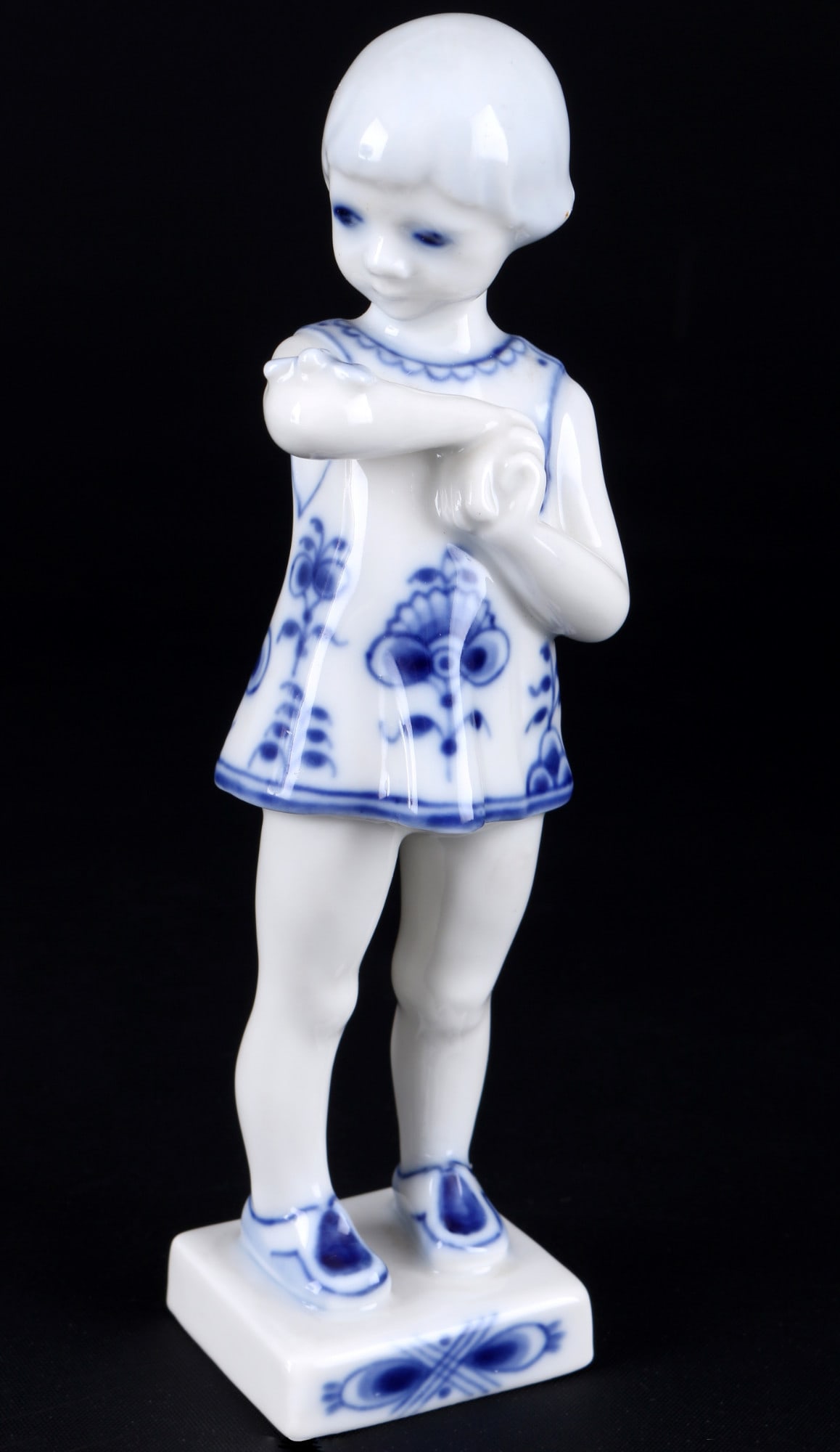Royal Copenhagen Musselmalet girl with butterfly 4795 - Hanne VARMING, (1 of 5)