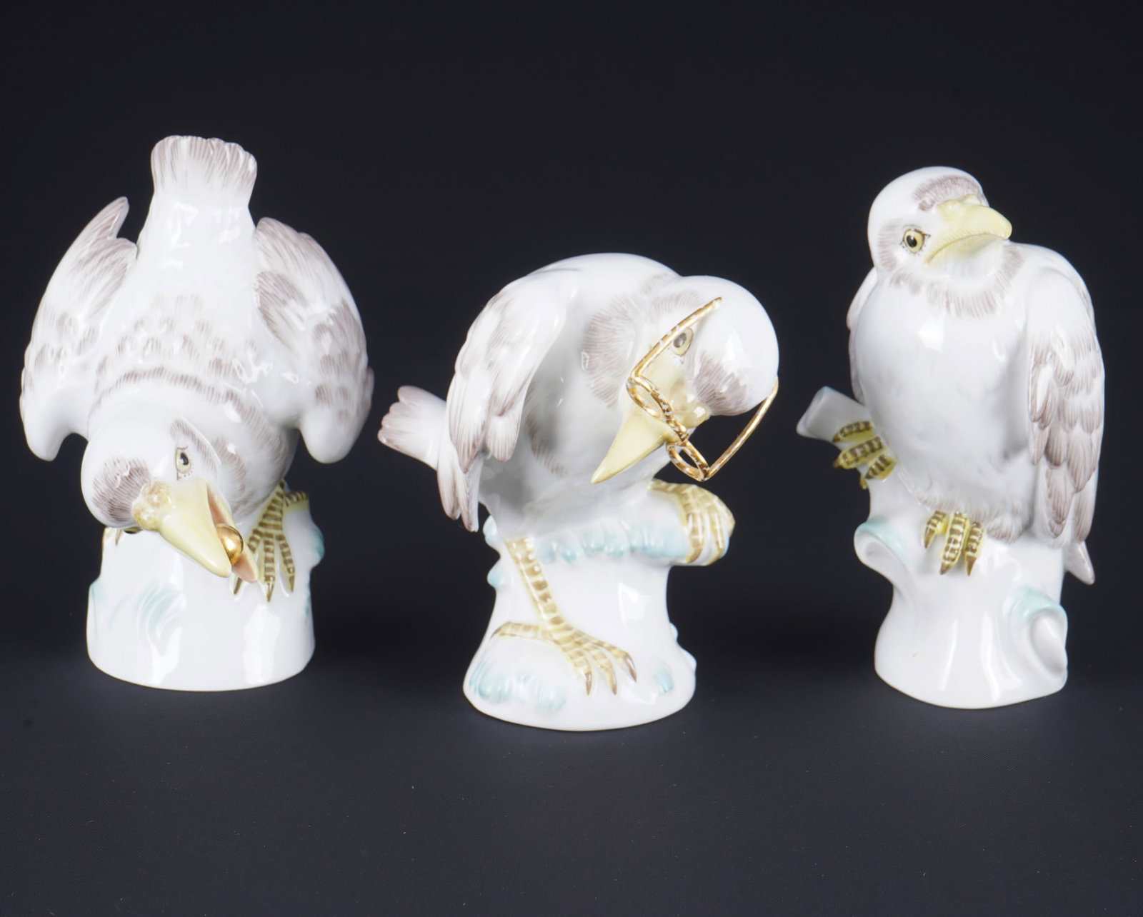 Meissen 3 Smart Birds 1st choice - Alexander STRUCK,: porcelain, blue sword mark 1st choice, designed by Alexander Struck (1902-1990) around 1954/55, painter's no. 2814, manufactured 1997-1998, 1x Schlaumatz with nut #77337 H 10 cm x W 7.5 cm, 1x