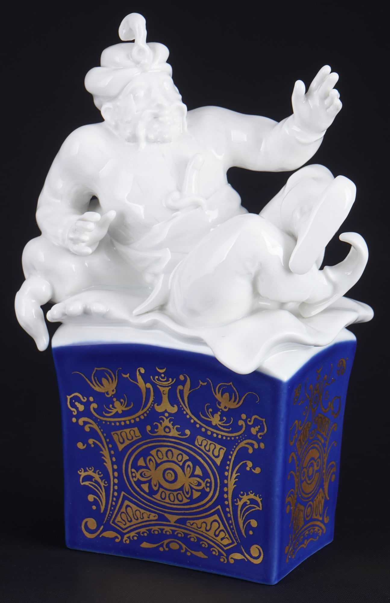 Meissen Sultan Scheherazane 1st choice - Peter STRANG,: porcelain, blue sword mark 1st choice, design by Peter STRANG (1936-2022), Sultan Scheherazan seated on a royal blue base, model no. 67081, manufactured 1981, H 17.5 cm x W 10.5 cm x D 6.5 cm