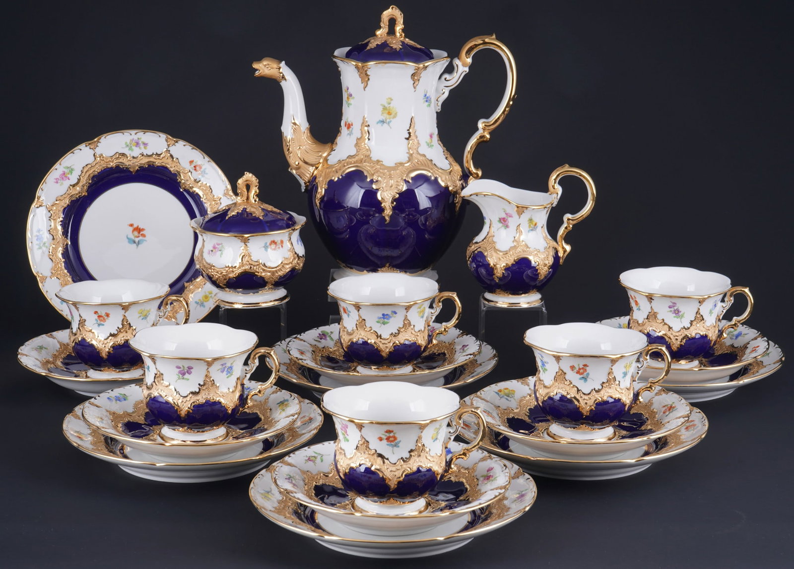 Meissen B-Form Strewn Flowers royal blue coffee service for 6 persons, (1 of 6)
