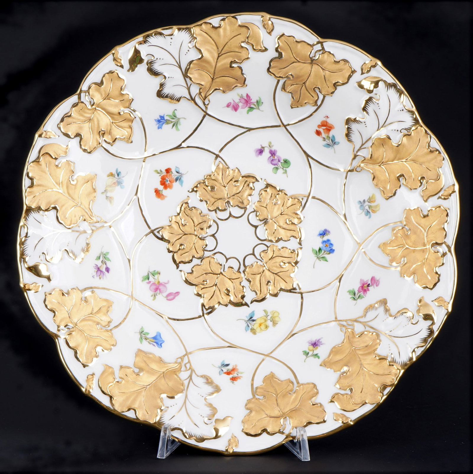 Meissen splendid bowl with Strewn flowers and vine leaf relief, (1 of 3)