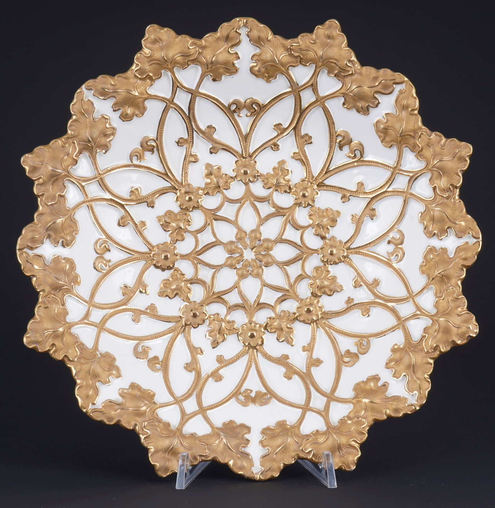 Meissen splendid bowls with flower and vine leaf relief,: porcelain, blue sword mark with two grinding strokes 2nd choice, decor with central flower and vine leaf relief, gold bronze, H 5 cm x D 28.5 cm