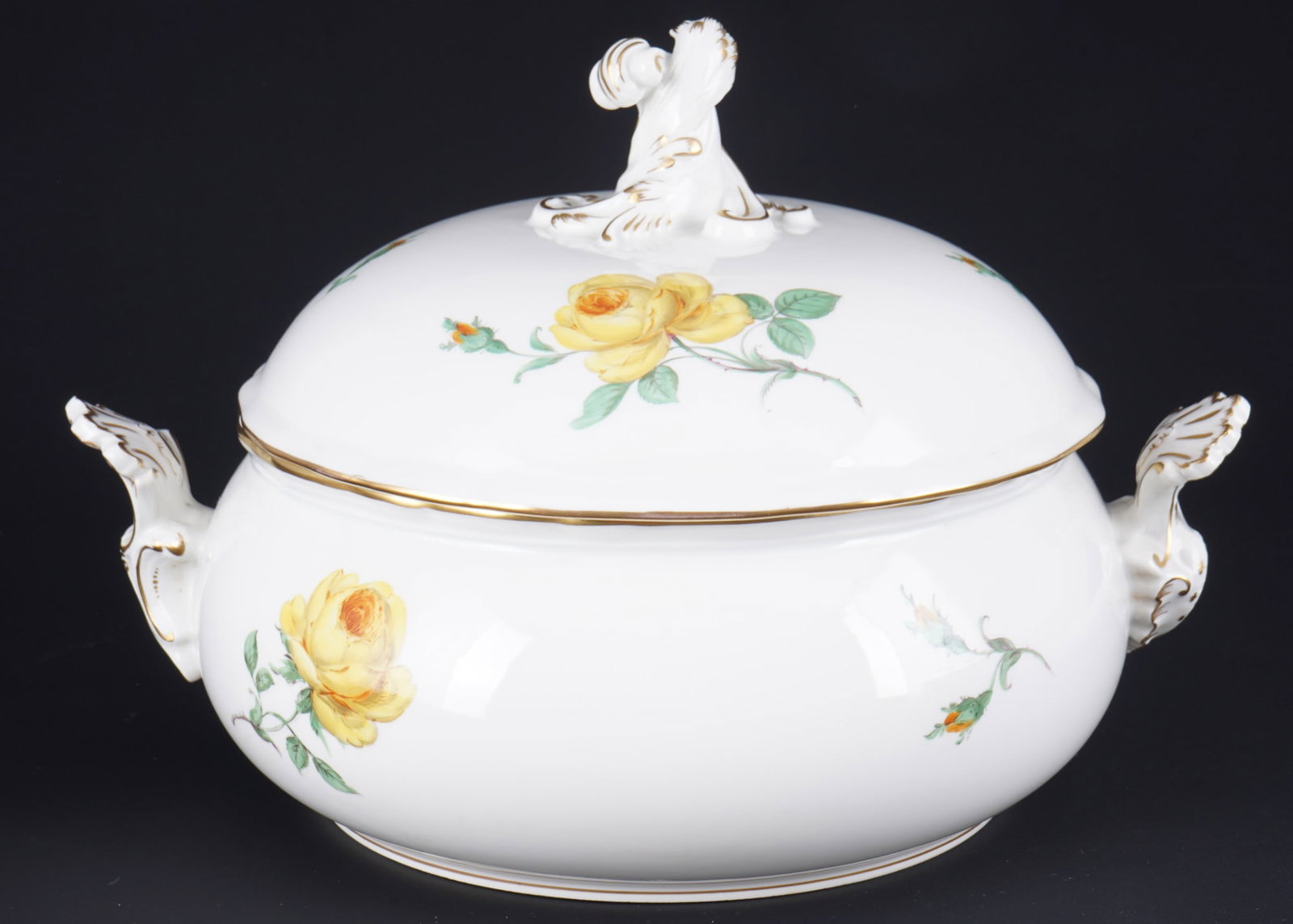 Meissen Yellow Rose tureen,: porcelain, blue sword mark with two grinding strokes 2nd choice, decor Yellow Rose, H 18 cm x D 22 cm