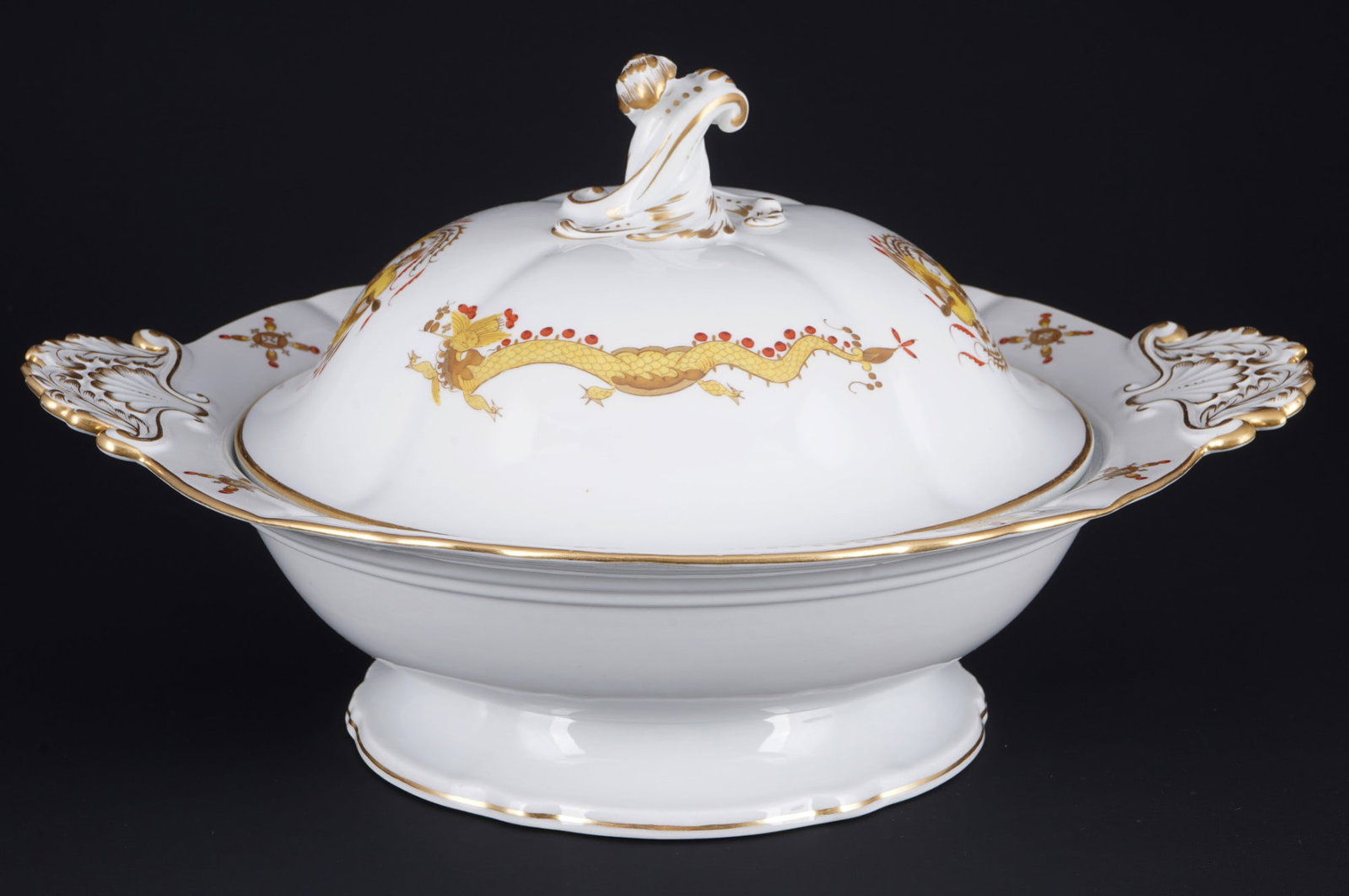 Meissen Court Dragon Rich Yellow lidded tureen 1st choice,: porcelain, blue sword mark 1st choice, Pfeiffer period 1924-1934, decor Yellow Court Dragon Rich, H 18.5 cm x W 33 cm x D 27.5 cm, slightl gold abrasion, firing flaws