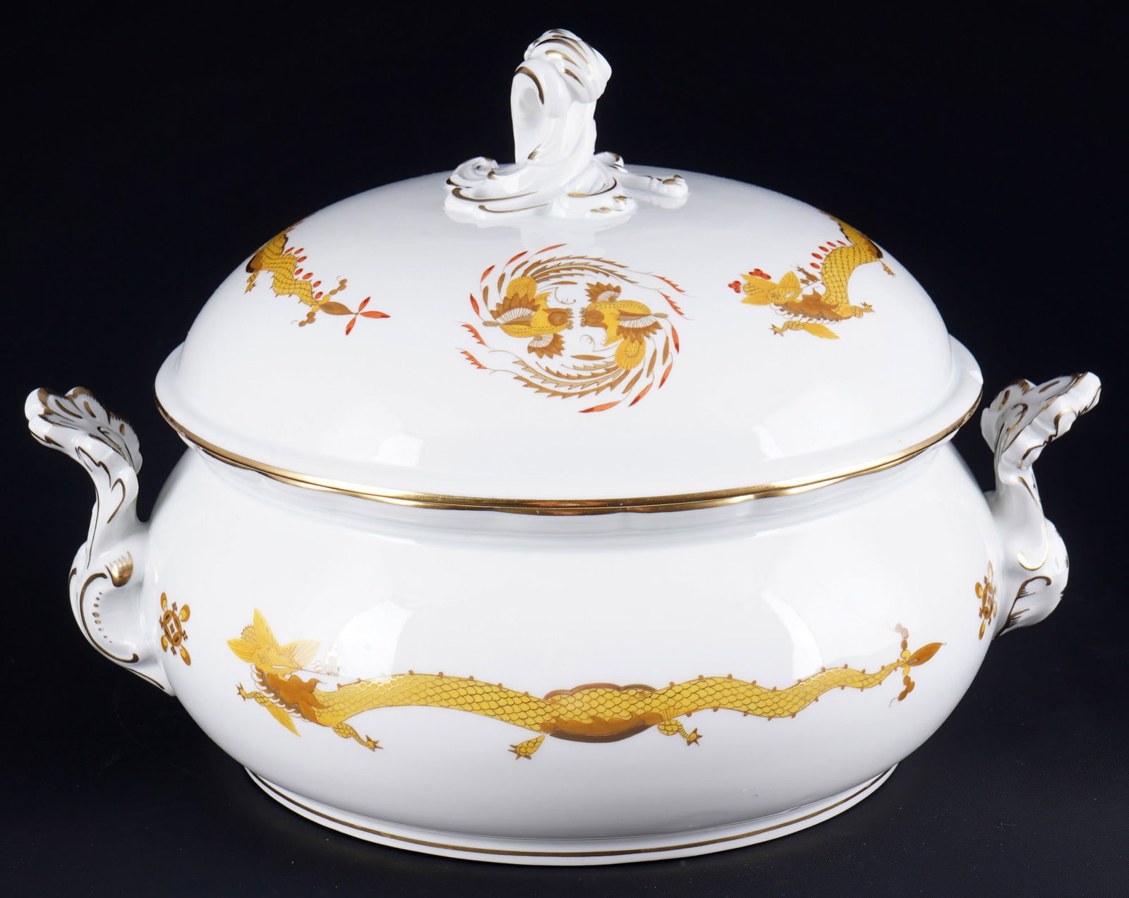 Meissen Court Dragon Yellow lidded tureen 1st choice,: porcelain, blue sword mark 1st choice, decor Yellow Rich Court Dragon, lid shaded red, decor no. 68b/68d, H 22 cm x W 31.5 cm x D 26 cm, lid with two chips on the rim (added later - different color)