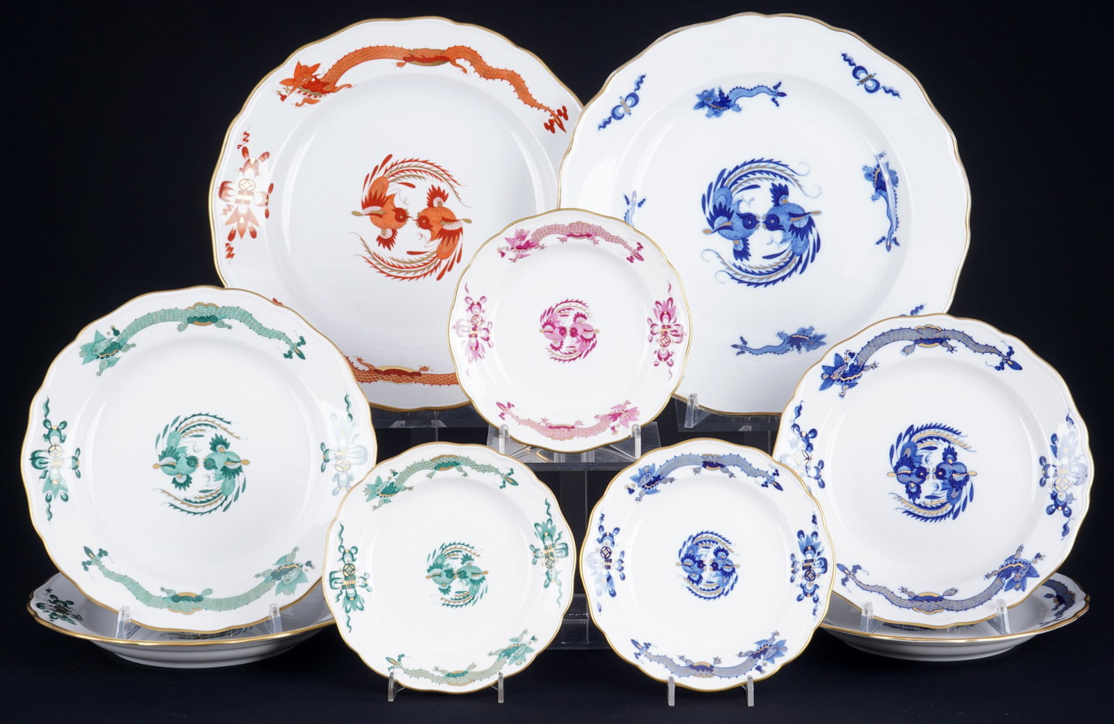 Meissen Court Dragon Rich 9 plates - various colors,: porcelain, blue sword mark 8x 1st choice and 1x with grinding stroke, decor Red Court Dragon Rich in purple, green, blue and red, 3x D 13.5 cm, 2x D 18 cm, 2x D 20 cm, 2x D 25 cm