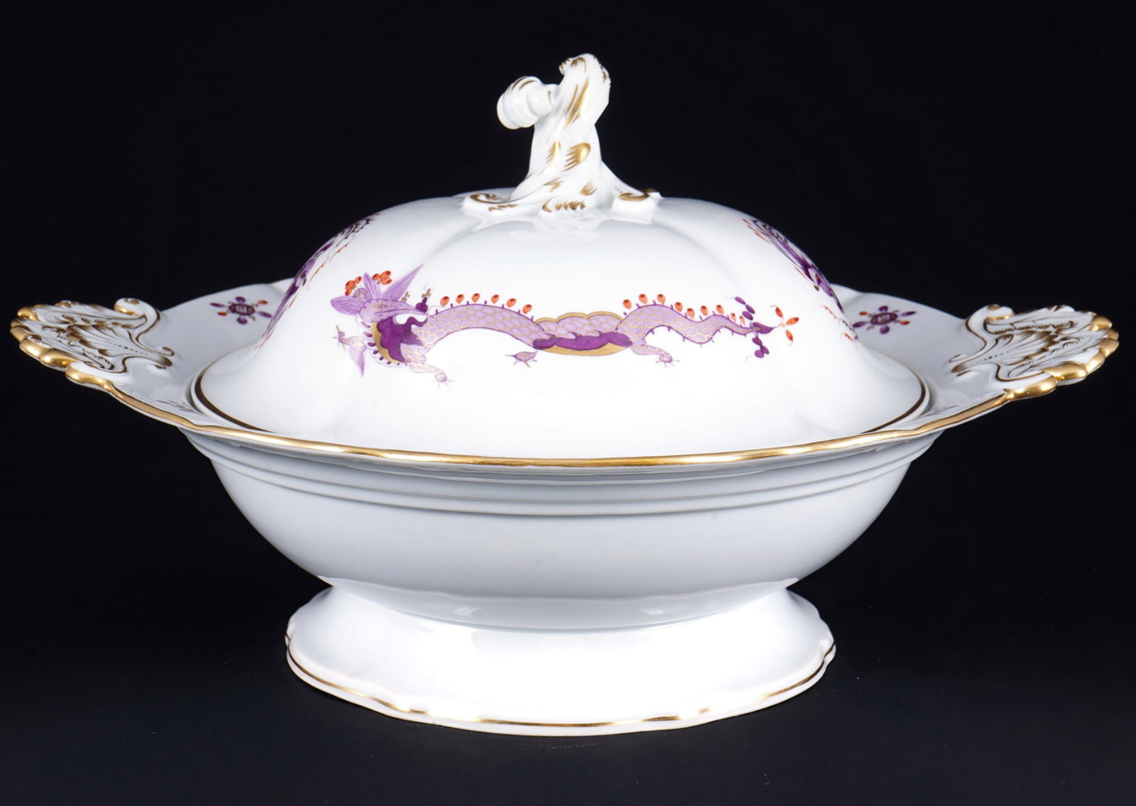 Meissen Court Dragon Rich Purple lidded tureen 1st choice,: porcelain, blue sword mark1st choice, Pfeiffer period 1924-1934, decor Violet Court Dragon Rich, H 18.5 cm x W 33 cm x D 27.5 cm, slightl gold abrasion, firing flaw near lid knob