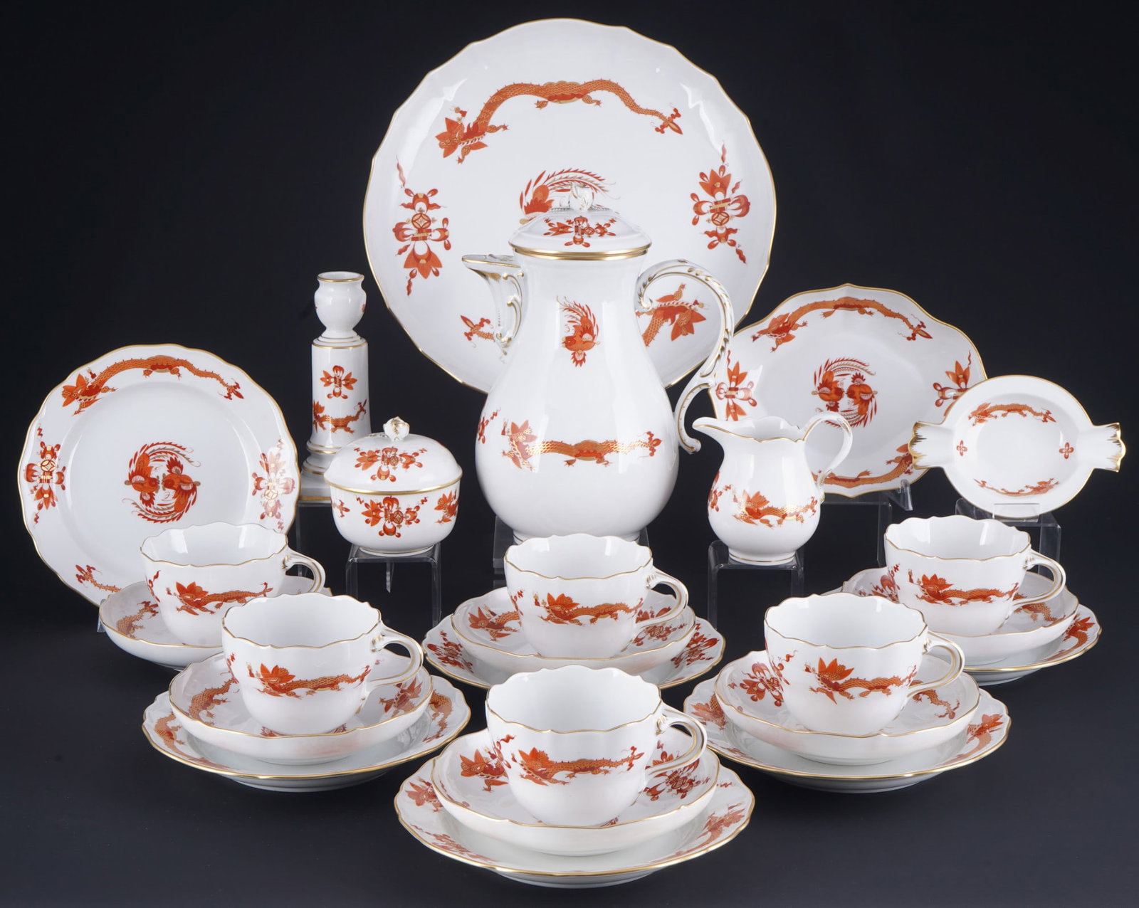 Meissen Court Dragon Rich Red coffee service for 6 persons, 1st choice: 25-piece porcelain, blue sword mark 1st choice, decor Rich Red Court Dragon, pattern no. 320510/72b, 1x coffee pot H 23.5 cm x D 12 cm, 1x milk jug H 9.5 cm, 1x sugar bowl H 8.5 cm x D 8.5 cm, 6x coff