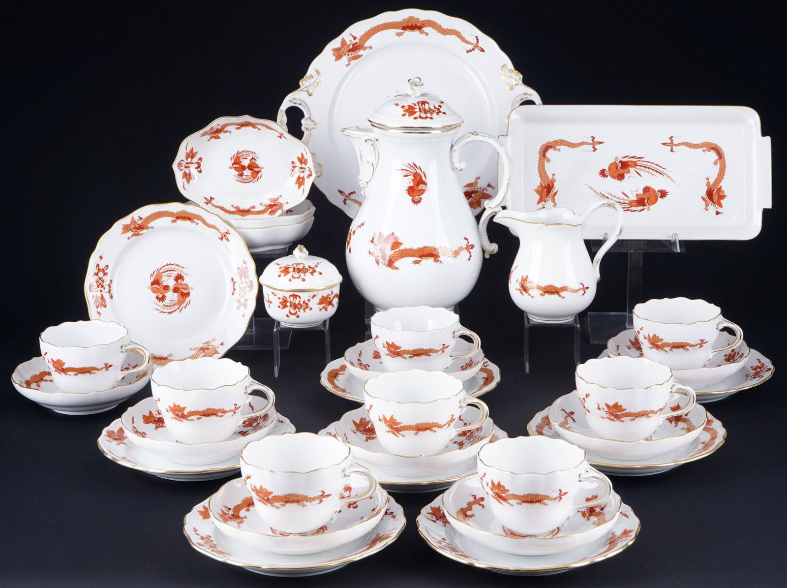 Meissen Court Dragon Rich Red coffee service for 8 persons,: 32-piece porcelain, blue sword mark 1st choice, milk jug 2nd choice and coffee pot 3rd choice with white stroke (house painting), decor Red Court Dragon Rich, decor no. 72b, 1x coffee pot (3.ch.) H 23