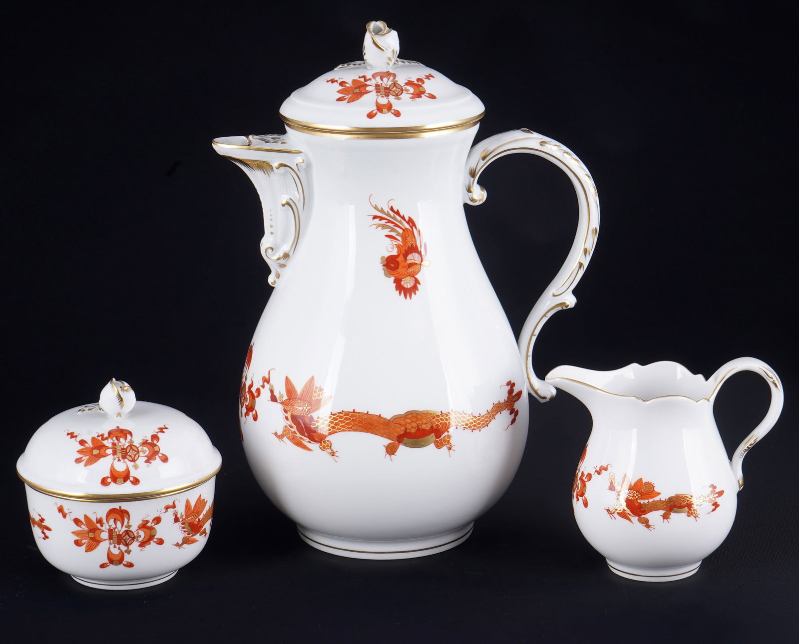 Meissen Court Dragon Rich Red coffee core 1st choice,: porcelain, blue sword mark 1st choice, decor Rich Red Court Dragon, decor no. 320510/72b, 1x coffee pot H 23.5 cm x D 12 cm, 1x milk jug H 9.5 cm, 1x sugar bowl H 8.5 cm x D 8.5 cm, one lid pin broken