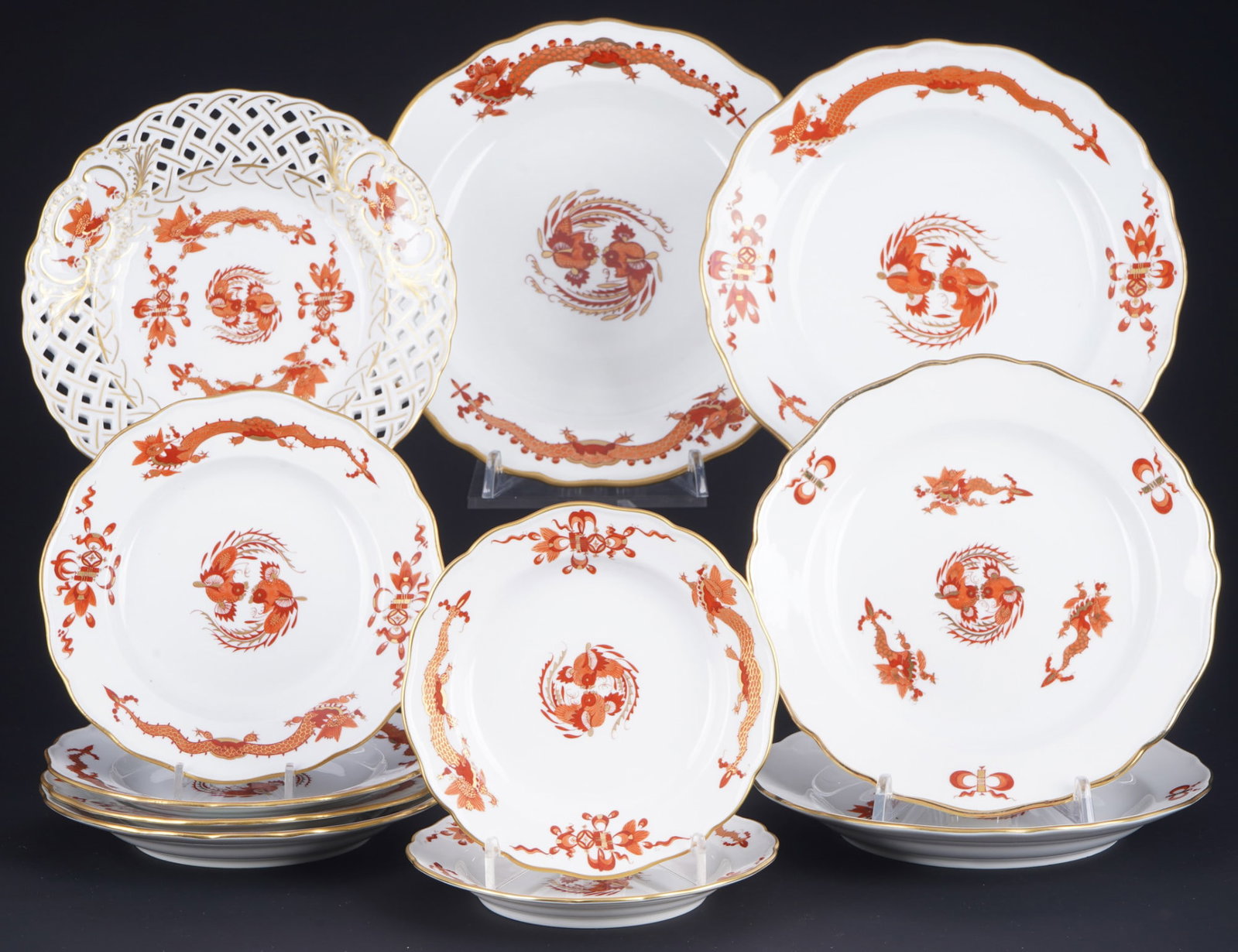 Meissen Court Dragon Rich Red 11 plates - various sizes,: porcelain, blue sword mark 1st choice, one plate with grinding stroke, decor Red Court Dragon Rich, 11x D 13.5 - 21 cm