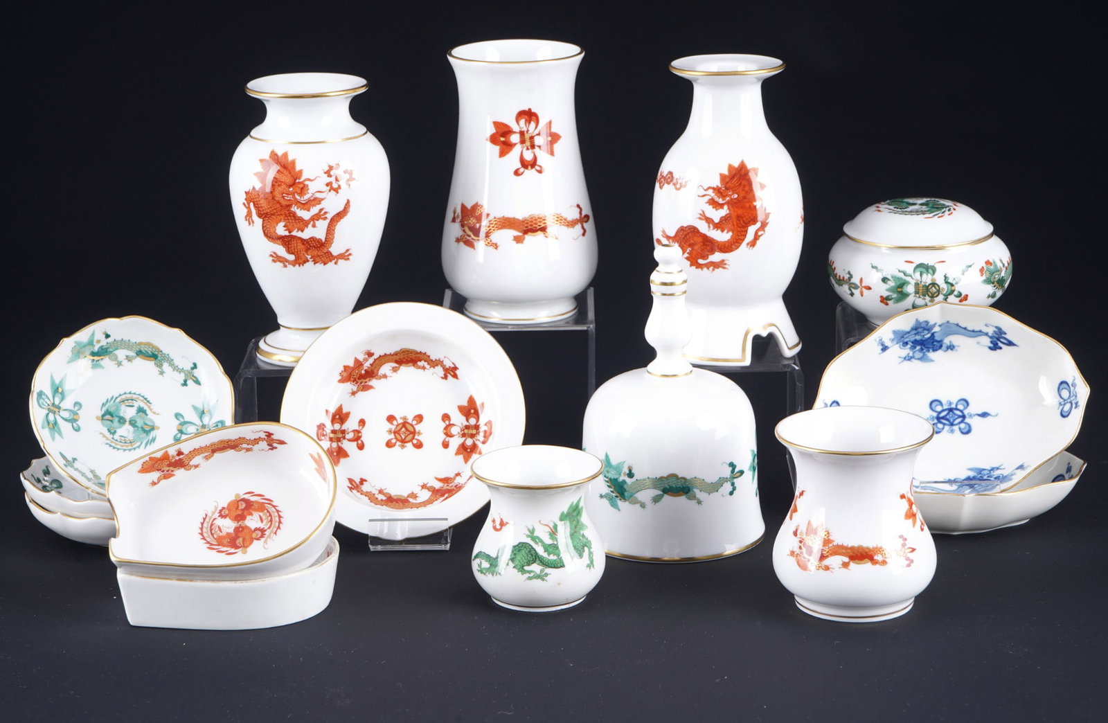Meissen Court Dragon Rich 15-piece decorative porcelain - various colors,: 15-piece porcelain, blue sword mark 1st choice, 5x bowls 2nd choice, decor Court Dragon Rich in red, blue and green, 3x bowls D 7.5 cm, 2x bowls oval W 10.5 cm, 2x ashtrays W 8 cm, 1x ashtray round D 