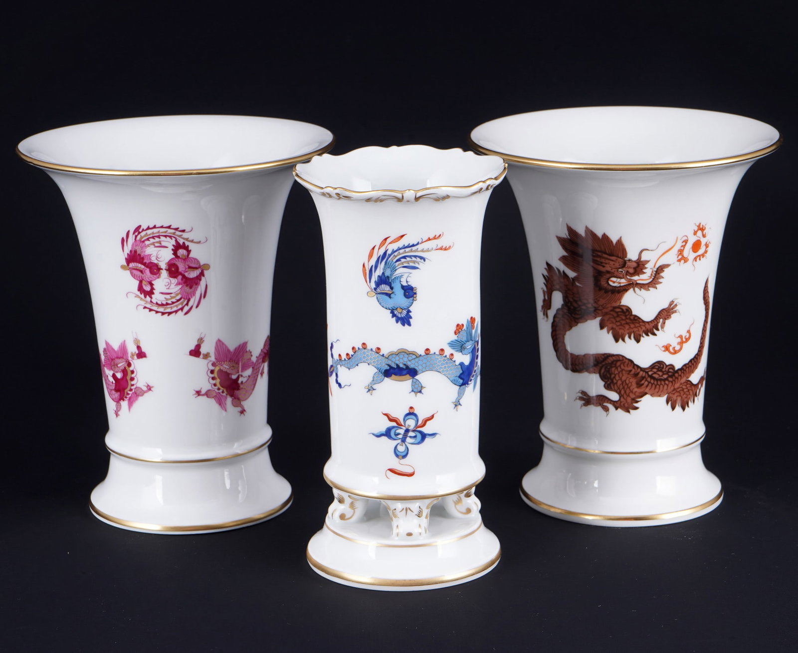 Meissen Court Dragon / Ming Dragon 3 vases 1st choice,: porcelain, blue sword mark 1st choice, decor Court Dragon Rich in light blue and purple / Ming Dragon in brown, 1x paw vase light blue H 14.5 cm x D 7 cm, 2x funnel vase purple / brown H 14 cm x D 11.
