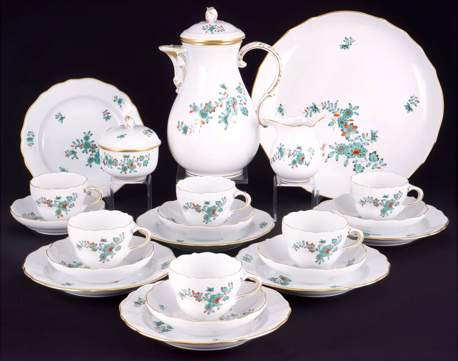 Meissen Indian Flower Branch copper green coffee service for 6 persons 1st choice,: 22-piece porcelain, blue sword mark with two grinding strokes 2nd choice, decor Indian Flower Branch in copper-green and red, decor no. 363310, various painter's no., 1x coffee pot H 23.5 cm x D 12.5 
