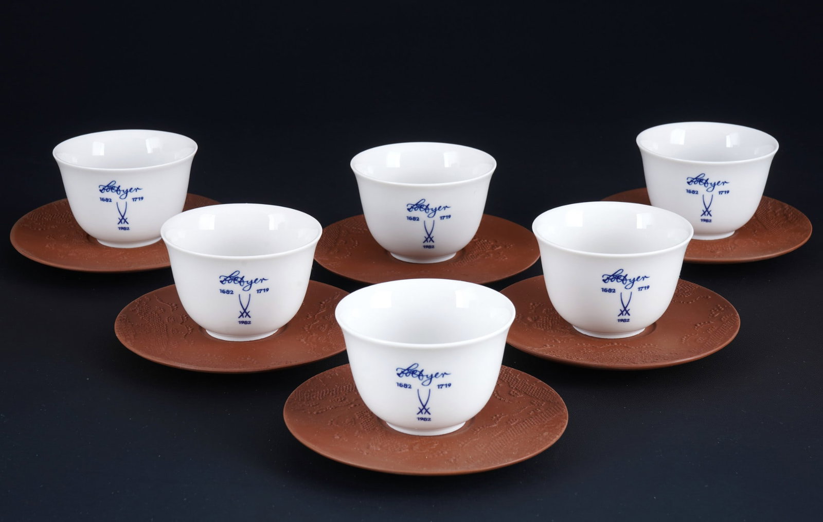 Meissen Boettger 6 year couplings 1st choice,: porcelain / Boettger stoneware, sword mark 1st choice, decor year couplings 6x 1982, 6x couplings H 4.5 cm x D 6.5 cm, 6x saucers D 11 cm