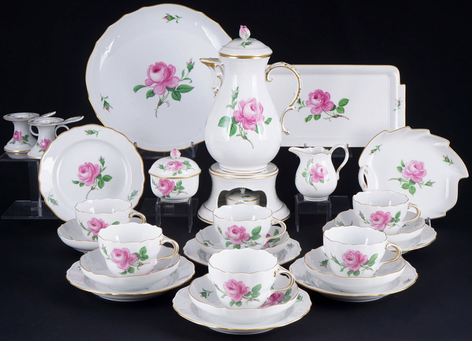 Meissen Red Rose coffee service for 6 persons,: 27-piece porcelain, blue sword mark with two grinding strokes 2nd choice, decor Red Rose, 1x coffee pot H 24.5 cm x D 13.5 cm, 1x milk jug H 9.5 cm, 1x sugar bowl H 9 cm x D 8.5 cm, 1x tea light warme