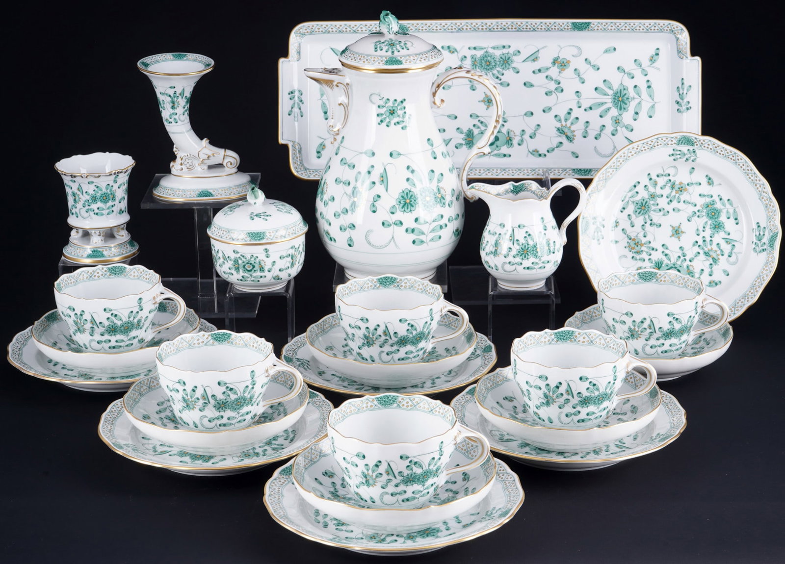Meissen Indian Green Rich coffee service for 6 persons,: 24-piece porcelain, blue sword mark with four grinding strokes 4th choice, decor Indian Green Rich, 1x coffee pot H 23.5 cm x D 12.5 cm, 1x milk jug H 9.5 cm x D 7 cm, 1x sugar bowl H 9 cm x D 8.5 cm,