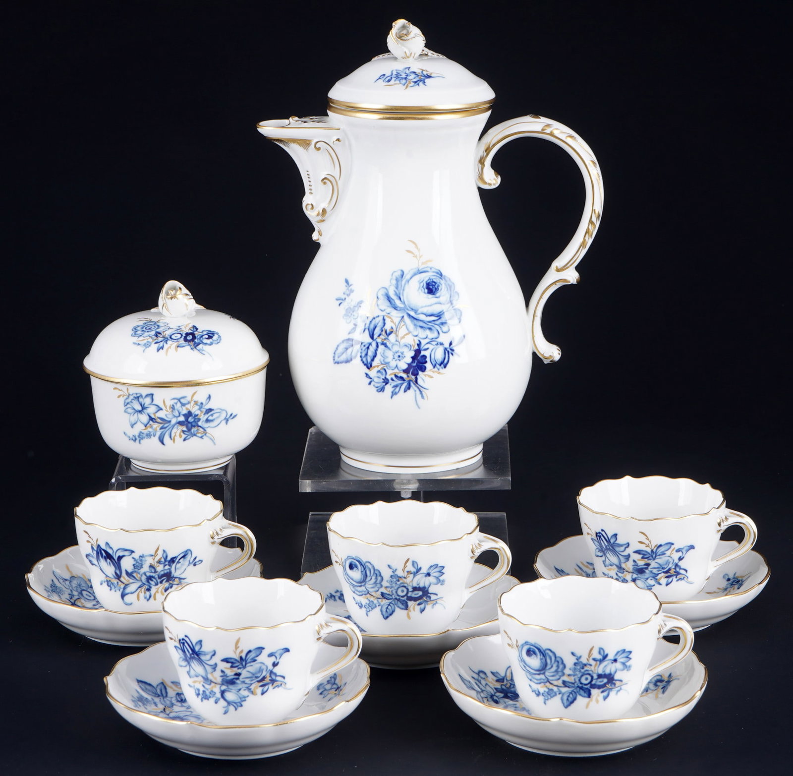 Meissen Blue Flower Gold Grass mocha set for 5 persons,: 12-piece porcelain, blue sword mark with two grinding strokes 2nd choice, decor Blue Flower Gold Grasses, 1x mocha pot H 21 cm x D 11.5 cm, 1x sugar bowl H 9 cm x D 8.5 cm, 5x mocha cups H 5.5 cm x D 