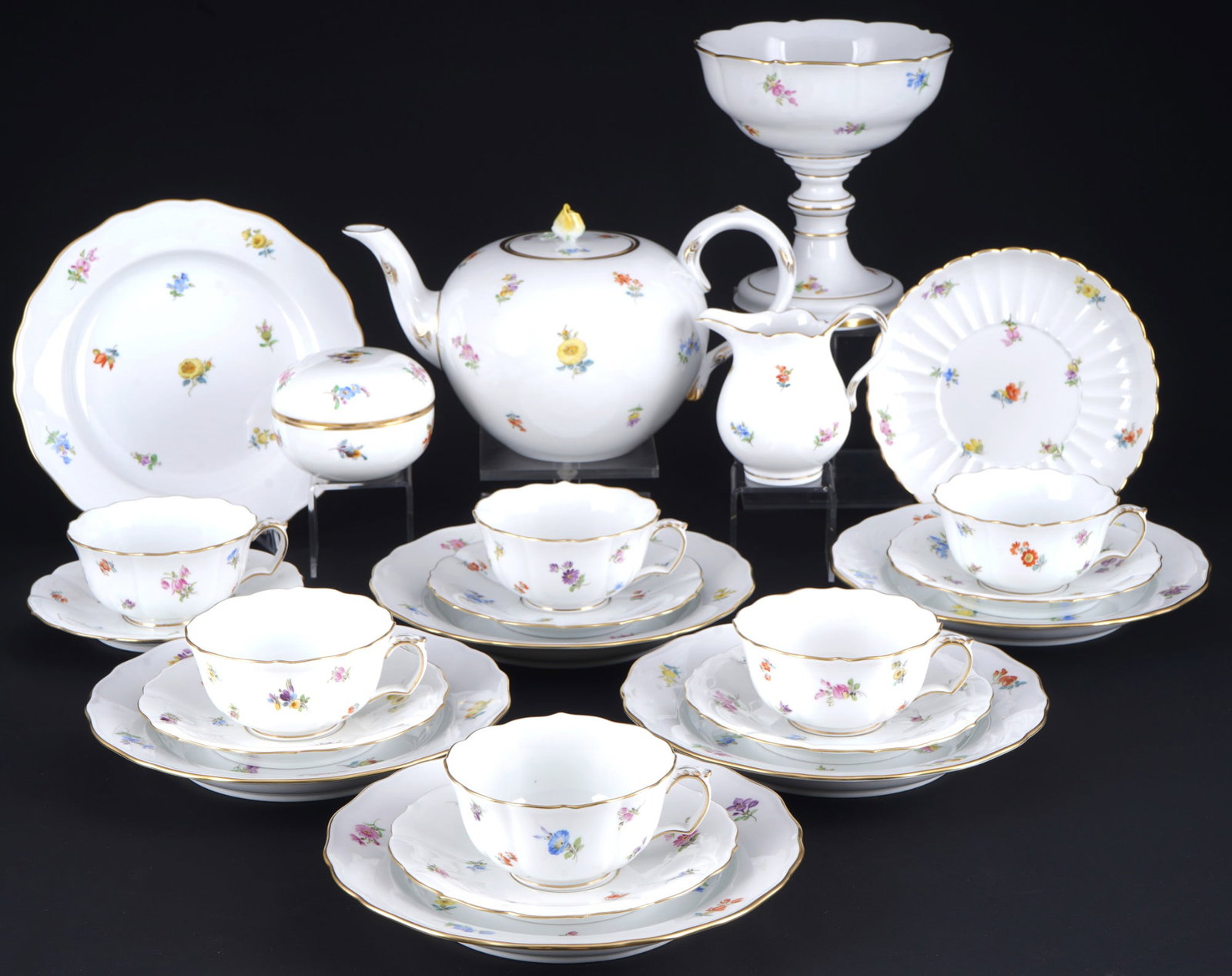 Meissen Strewn Flowers tea service for 6 persons: 23-piece porcelain, blue sword mark 1st choice, some pieces with one grinding stroke, decor Strewn Flowers, 1x tea pot H 14 cm x D 15.5 cm, 1x milk jug (1st ch.) H 9.5 cm x D 7 cm, 1x sugar bowl (1st 