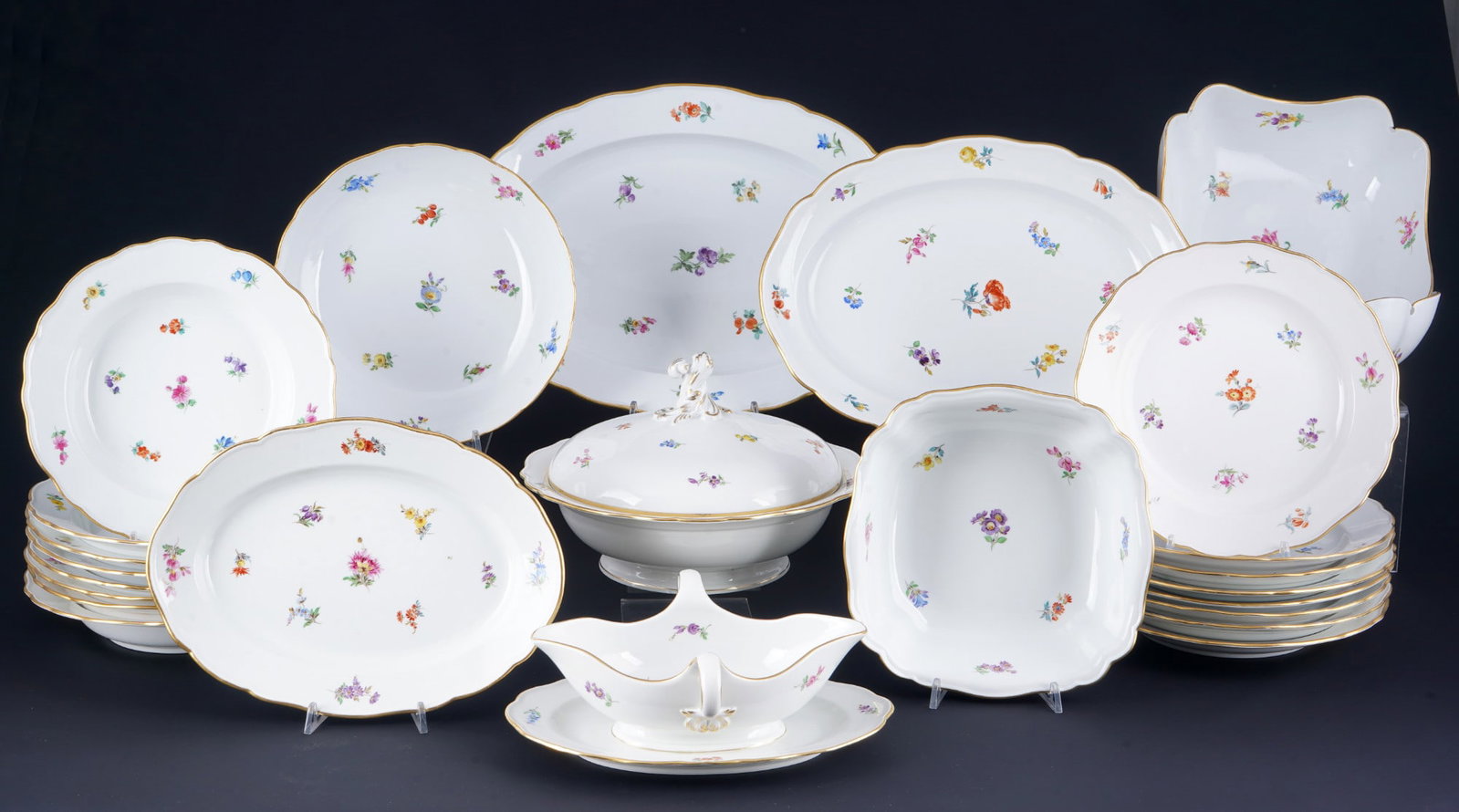 Meissen Strewn Flowers dinner service for 8 persons 1st choice,: 25-piece porcelain, blue sword mark 1st choice, from knob mark 1815-1924 to 1950s, decor Strewn Flowers, 8x dinner plates D 24.5 cm, 8x soup plates D 23 cm, 1x tureen H 16.5 cm x D 26.5 cm, 1x bowl ro