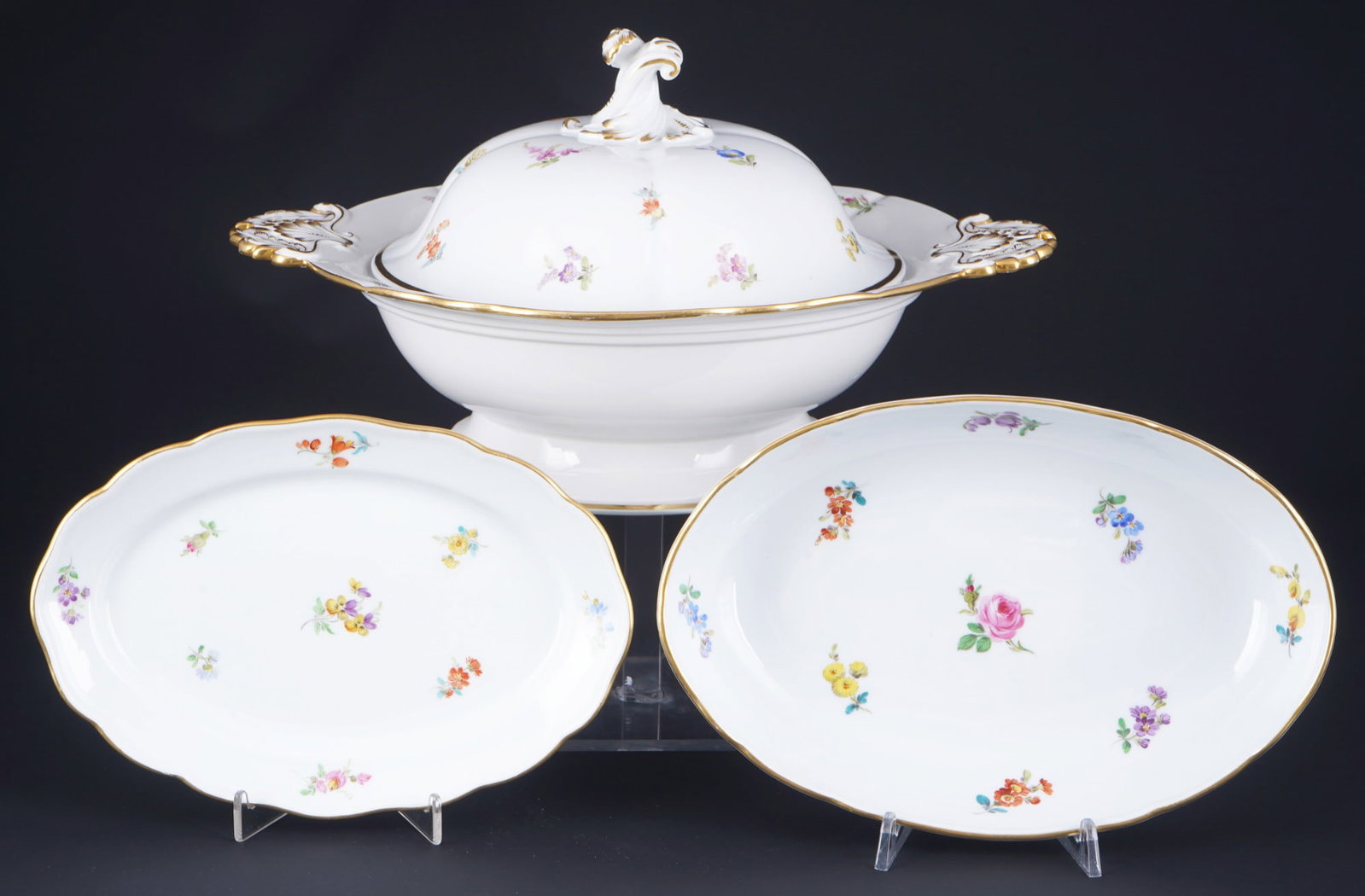 Meissen Strewn Flowers lidded tureen with bowl and platter 1st choice,: porcelain, blue sword mark 1st choice, knob mark 1815-1924 and Pfeiffer period 1924-1934, decor Strewn Flowers, 1x tureen (knob mark) H 18 cm x W 33.5 cm x D 27.5 cm, 1x bowl (Pfeiffer period) H 4.5 c