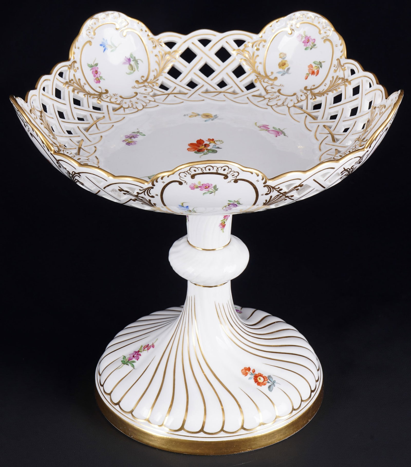 Meissen Scattered Flowers large cutwork centerpiece 1st choice,: porcelain, blue sword mark 1st choice, knob mark 1815-1924, decor Strewn Flowers, cutwork, H 22.5 cm x D 22.5 cm