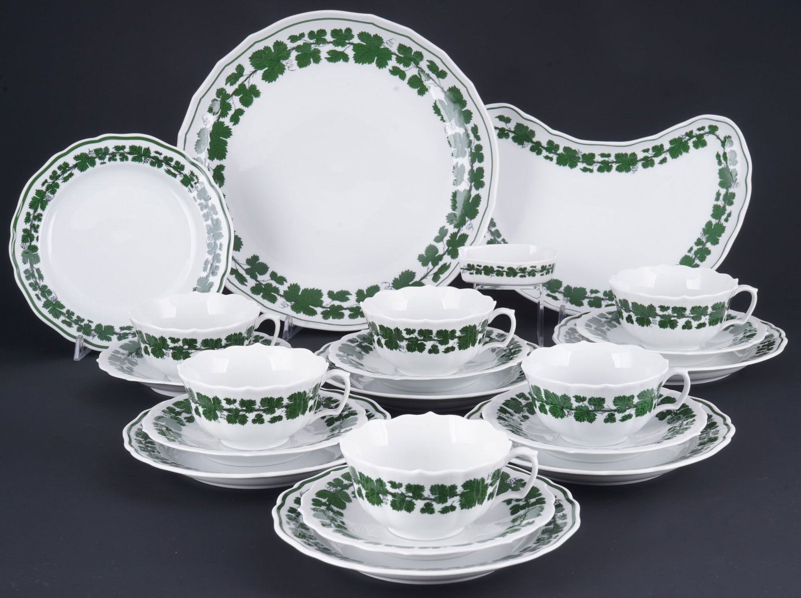 Meissen Vine Leaves tea set for 6 persons 1st choice,: 21-piece porcelain, blue sword mark 1st choice, knob mark 1815-1924, decor Vine Leaves, 6x tea cups H 5.5 cm x D 10 cm, 6x UT D 15.5 cm, 6x cake plate D 18 cm, 1x kidney bowl L 25 cm x W 18.5 cm, 1x p