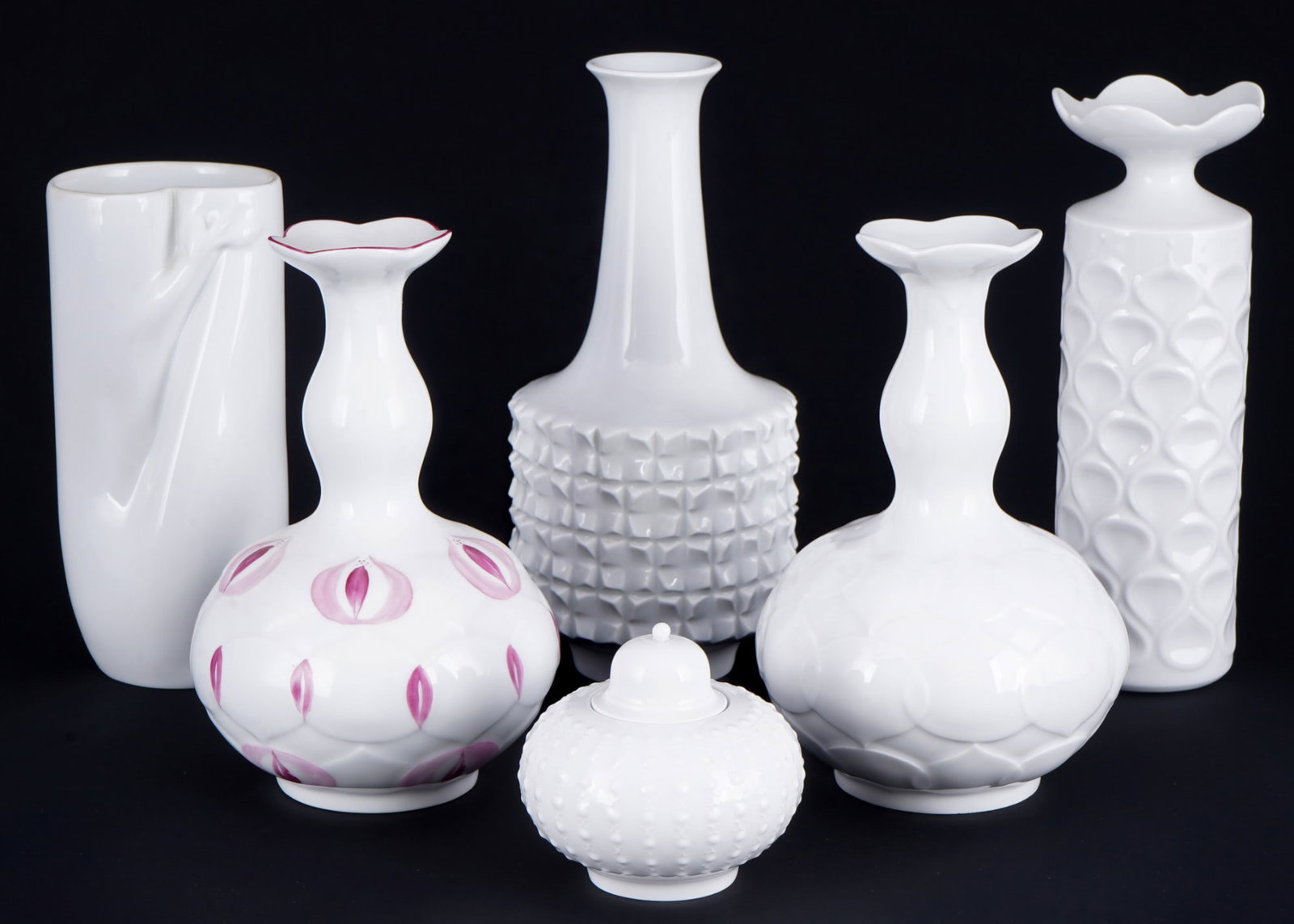 Meissen White 6 vases - ZEPNER,: porcelain, blue sword mark 1st choice, one vase with grinding stroke, white decor in various shapes, 2x lotus vases H 20 cm x D 12.5 cm, 1x vase H 23 cm x D 7 cm, 1x vase H 23,5 cm x D 11 cm, 1x vase 