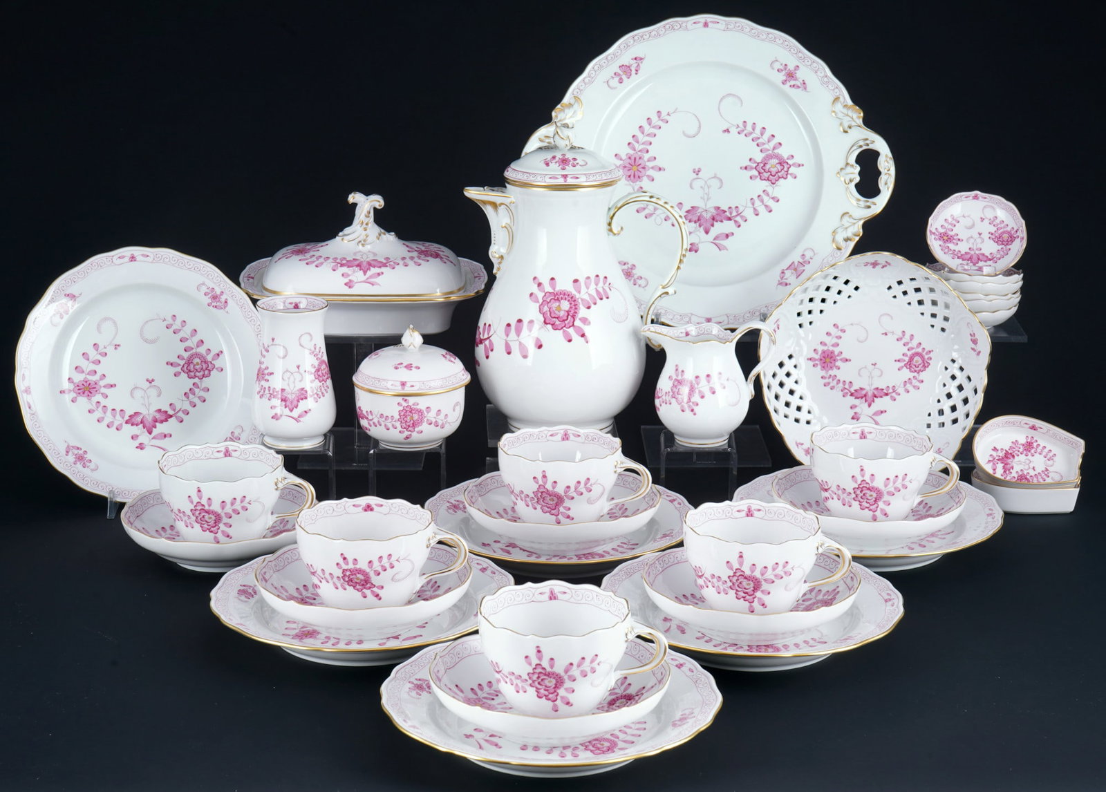 Meissen Indian Purple coffee service for 6 persons 1st choice,: 33-piece porcelain, blue sword mark 1st choice, decor Indian Purple, 1x coffee pot H 24 cm x D 12.5 cm, 1x milk jug H 9 cm, 1x sugar bowl H 9.5 cm, 6x coffee cups H 6.5 cm x D 8.5 cm, 6x saucers D 14 