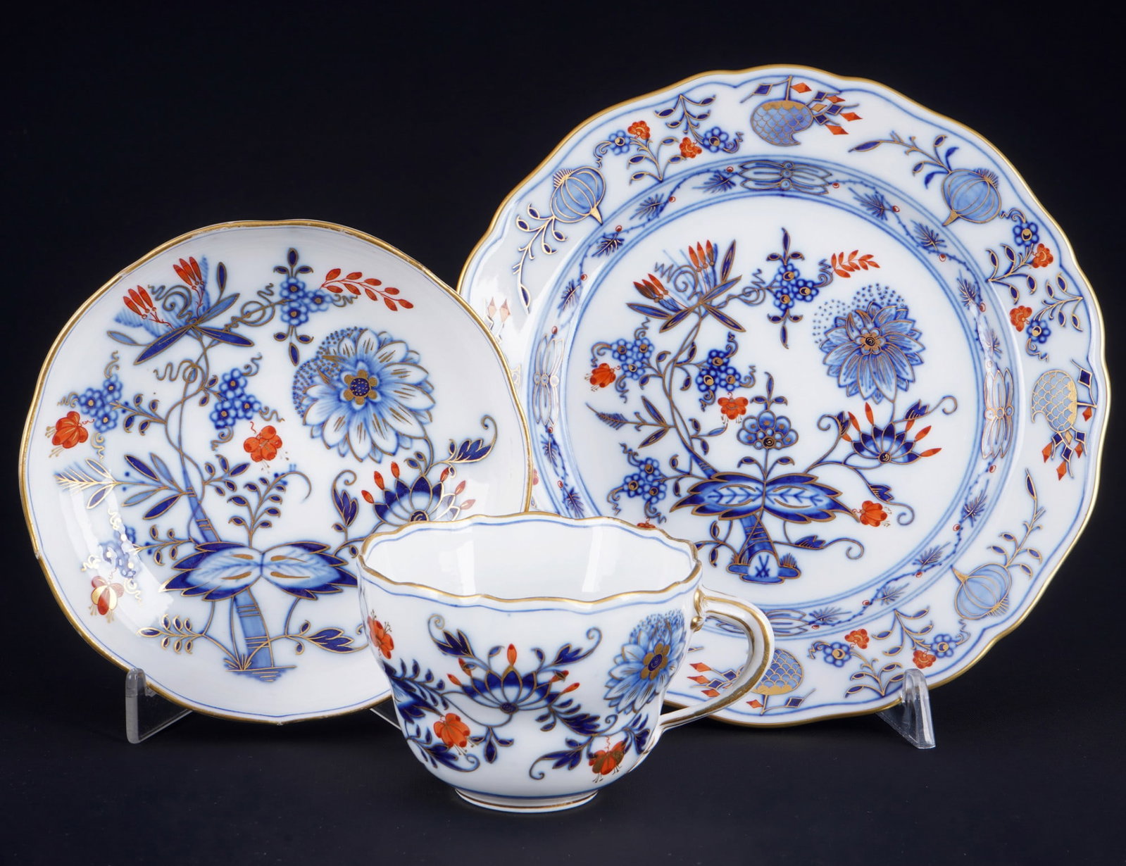Meissen Blue Onion Royal Red Gold coffee place setting,: porcelain, blue swords mark 1st choice, cup and saucer knob mark 1815-1924, decor Blue Onion Royal Red Gold, 1x coffee cup H 6 cm x D 8.5 cm, 1x saucer D 13 cm, 1x dessert plate D 18 cm, slight gold a