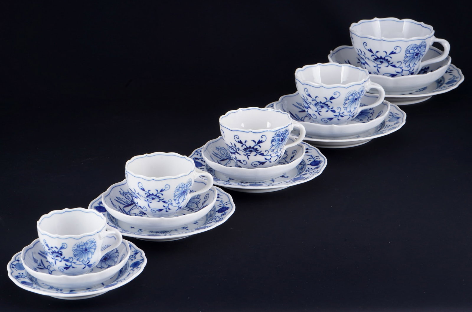 Meissen Blue Onion place setting ensemble - from mocha cup to XXL breakfast cup, (1 of 8)