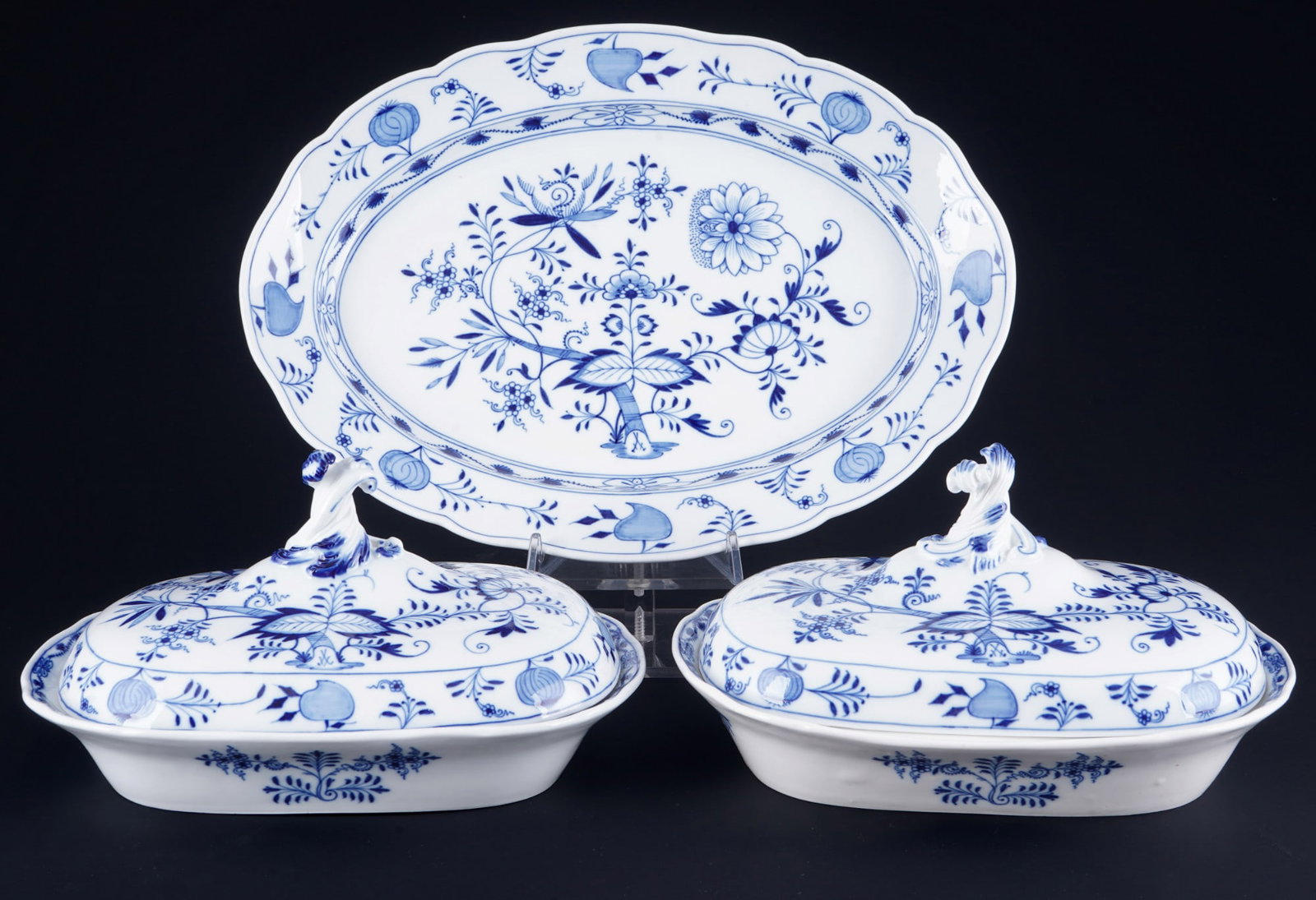 Meissen Blue Onion 2 casseroles with platter, (1 of 7)
