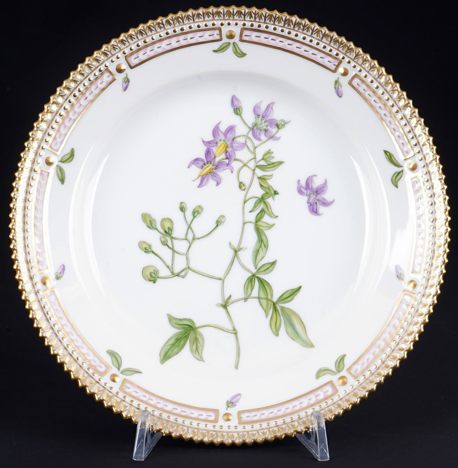 Royal Copenhagen Flora Danica dessert plate 3573,: porcelain, Denmark, with green company mark and blue waves, decor Flora Danica - floral and relief decoration with gold rim, motif Solarum Dulcamara L., model no. 3573, manufactured 1979-1983, D 19 cm