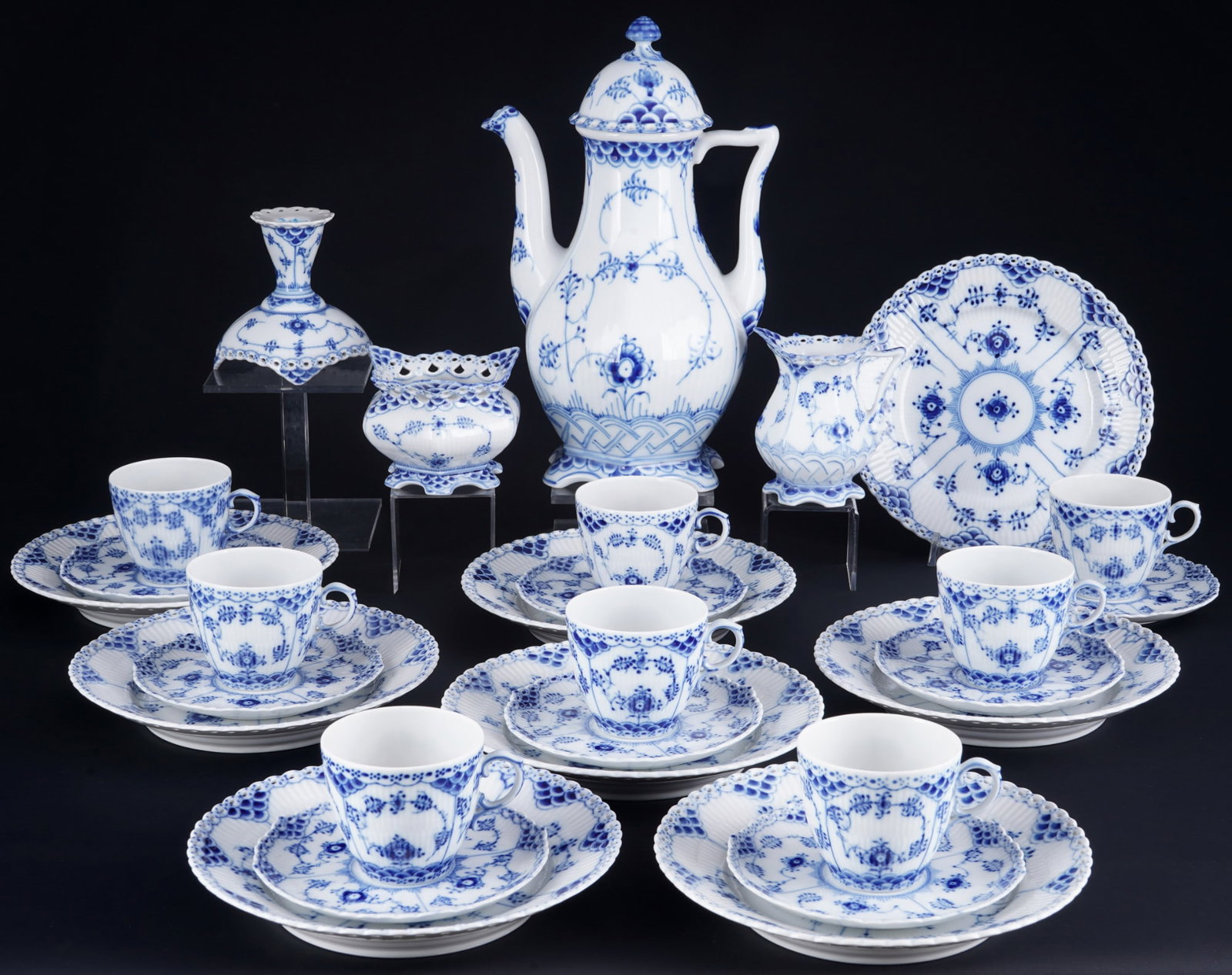 Royal Copenhagen Musselmalet Full Lace coffee service for 8 persons,: 28-piece porcelain, Denmark, with green company mark and blue waves, decor Musselmalet Full Lace, 1x coffee pot #1202 H 28.5 cm x D 14 cm, 1x milk jug #1032 H 10 cm x D 6.5 cm, 1x sugar bowl #1112 H 7