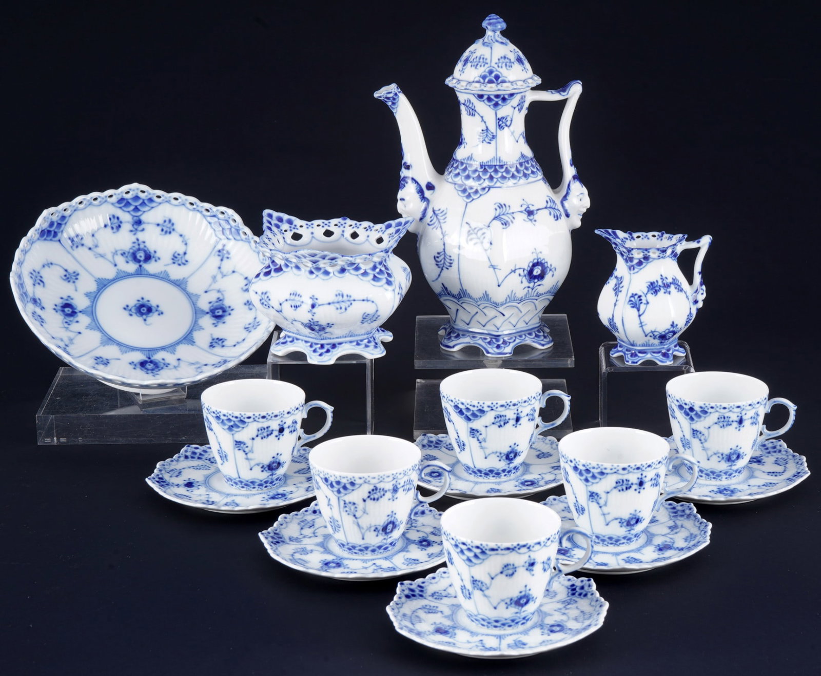 Royal Copenhagen Musselmalet Full Lace mocha service for 6 persons,: 16-piece porcelain, Denmark, with green company mark and blue waves, decor Musselmalet Full Lace, 1x mocha pot #1030 H 21 cm x D 10.5 cm, 1x milk jug #1031 H 8 cm x D 6 cm, 1x sugar bowl #1112 H 8 cm 