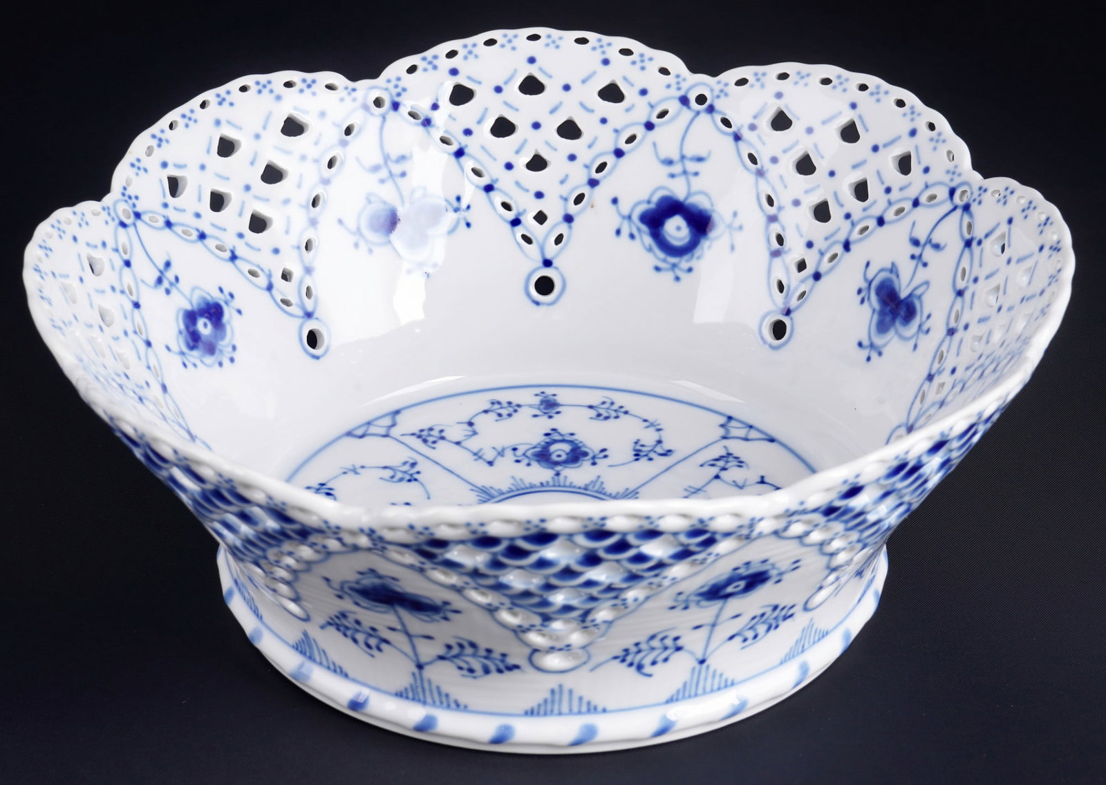 Royal Copenhagen Musselmalet Full Lace large fruit basket 1061,: porcelain, Denmark, with green company mark and blue waves, decor Musselmalet Full Lace, model no. 1061, manufactured 1974-1978, H 9 cm x D 23.5 cm
