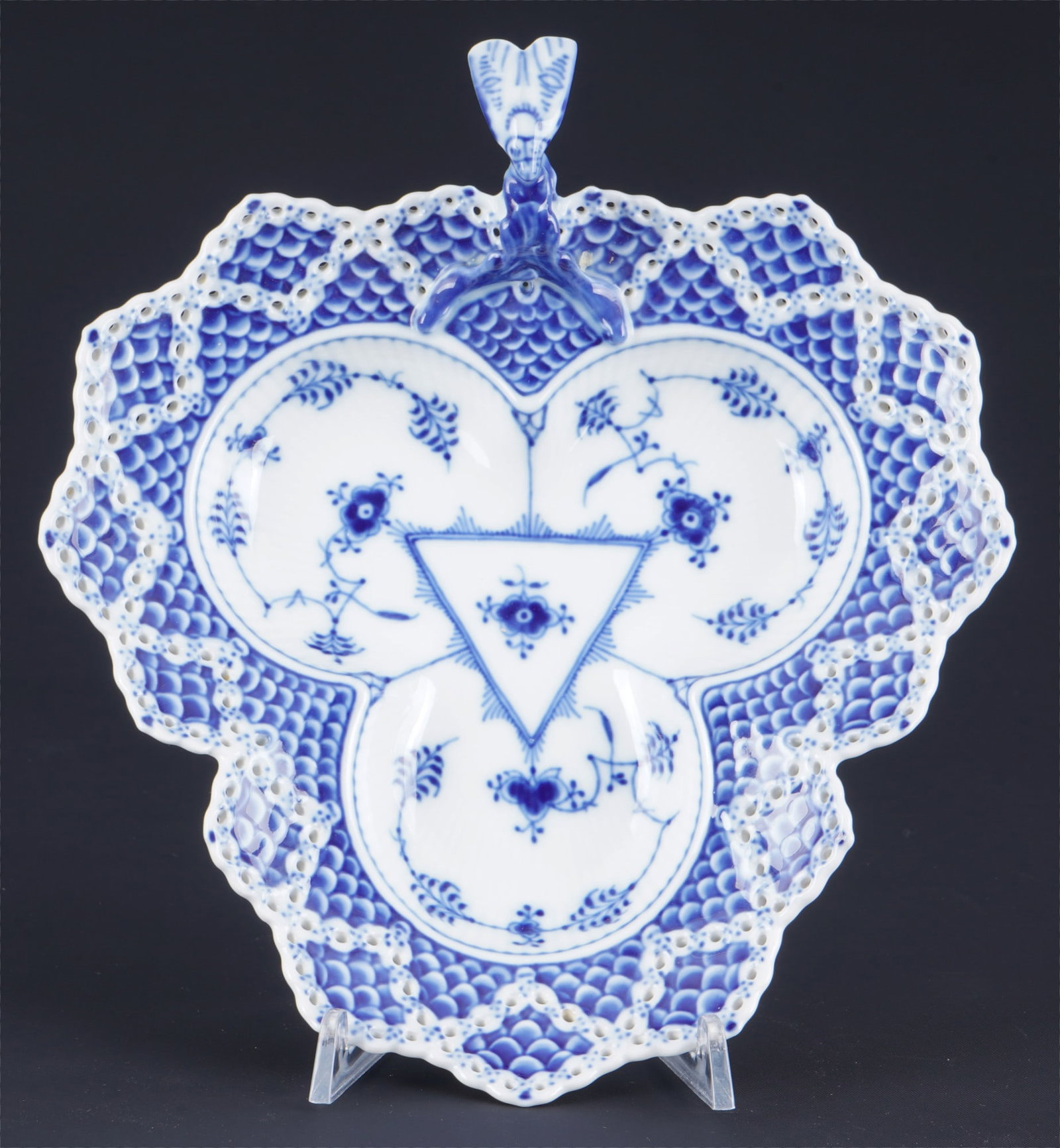 Royal Copenhagen Musselmalet Full Lace cabaret bowl 1077,: porcelain, Denmark, with green company mark and blue waves, decor Musselmalet Full Lace, model no. 1077, H 7 cm x W 22.5 cm x D 24.5 cm