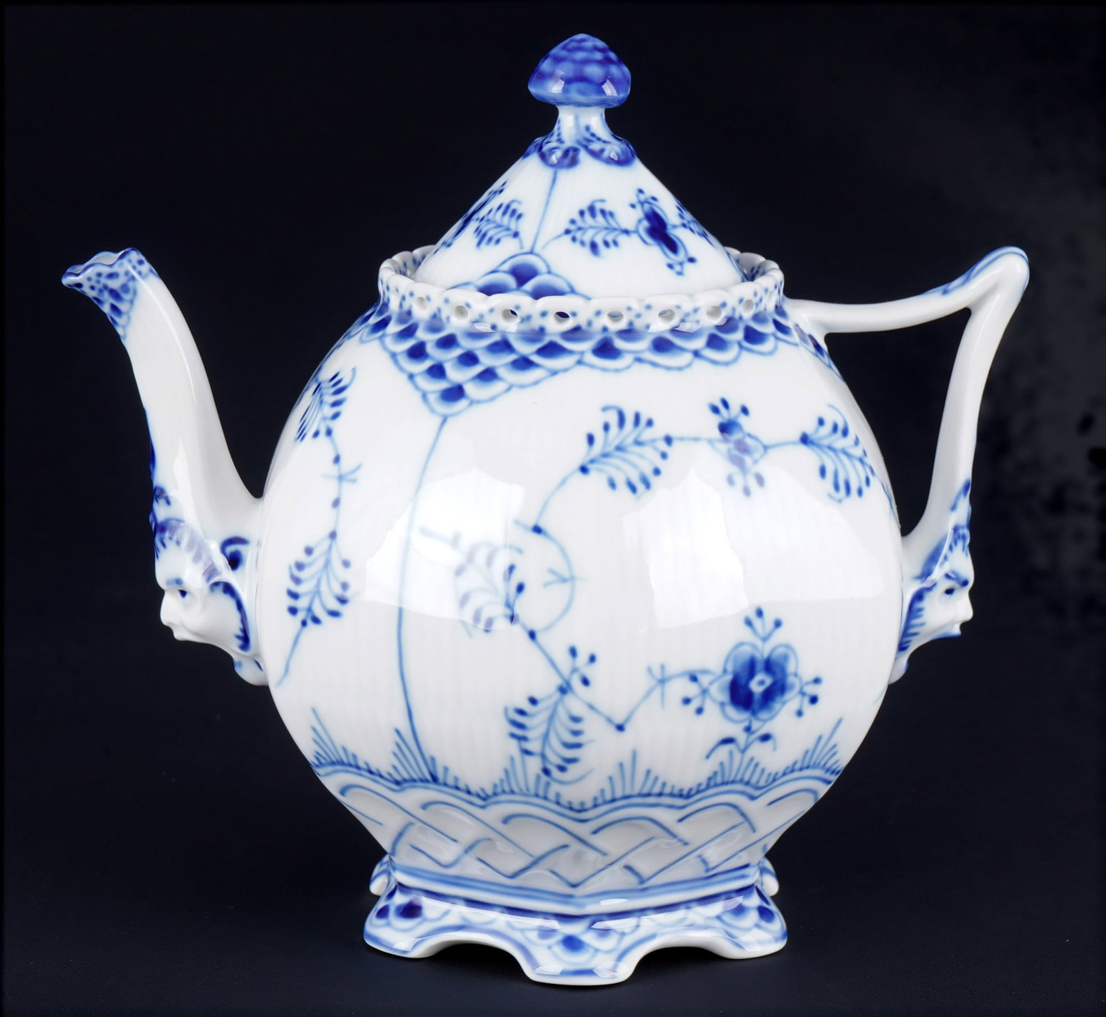 Royal Copenhagen Musselmalet Full Lace tea pot 1118, (1 of 5)