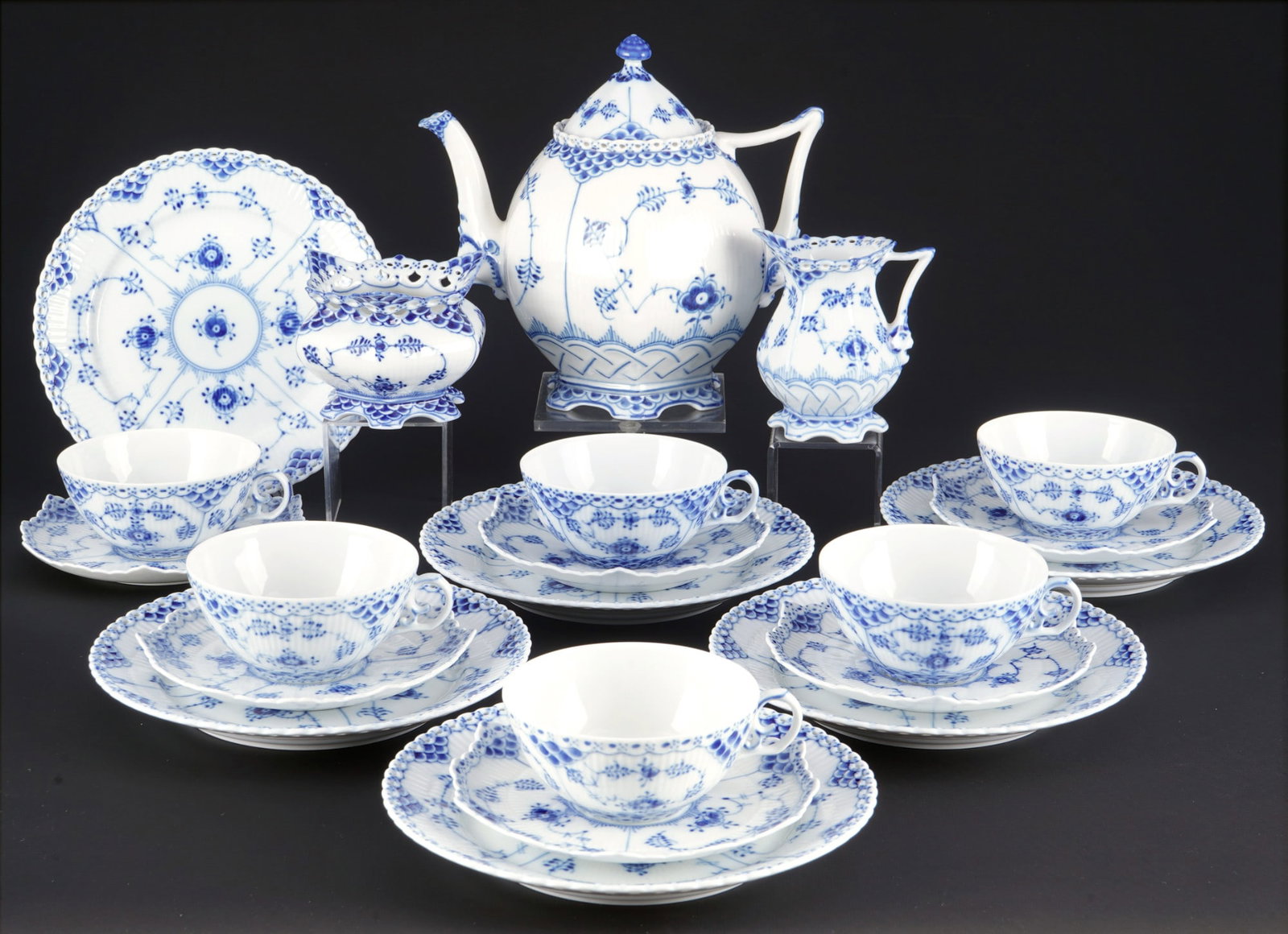 Royal Copenhagen Musselmalet Full Lace tea service for 6 persons,: 21-piece porcelain, Denmark, with green company mark and blue waves, decor Musselmalet Full Lace, 1x large tea pot #1119 H 19.5 cm x D 15 cm, 1x milk jug #1032 H 10.5 cm, 1x sugar bowl #1112 H 7.5 cm 