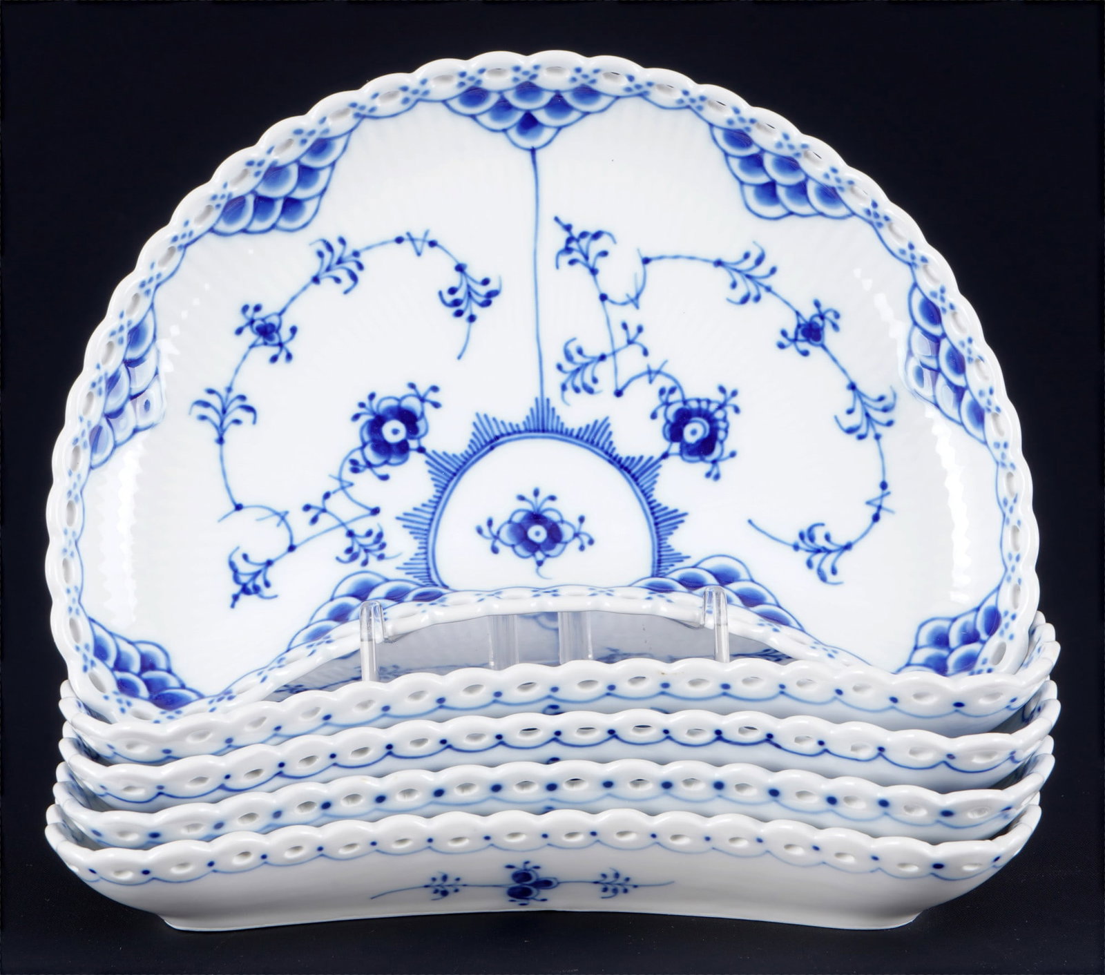 Royal Copenhagen Musselmalet Full Lace 5 crescent plates 1173,: porcelain, Denmark, with green company mark and blue waves, decor Musselmalet Full Lace, model no. 1173, 5 x L 21 cm x W 14.5 cm