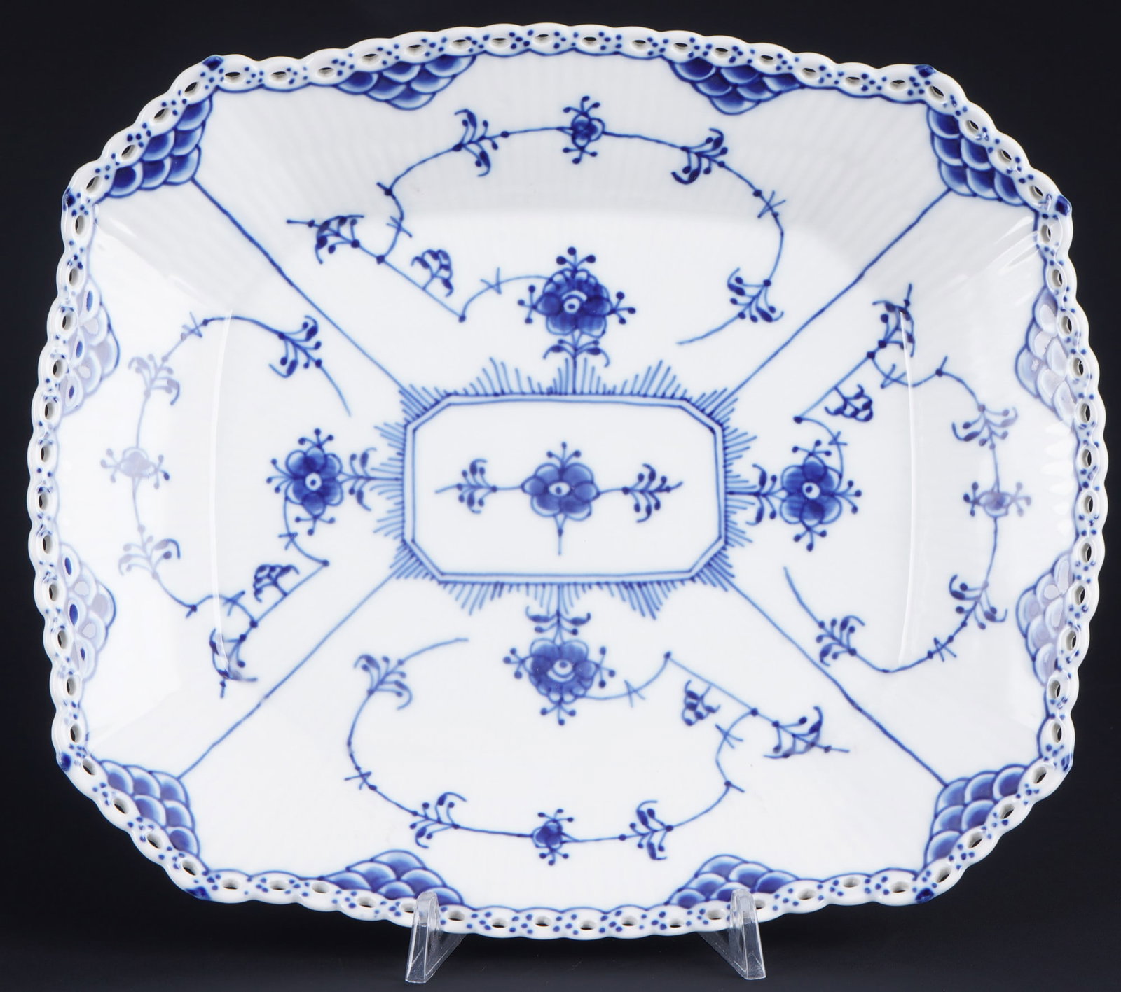 Royal Copenhagen Musselmalet Full Lace splendid bowl 1143,: porcelain, Denmark, with green company mark and blue waves, decor Musselmalet Full Lace decor, model no. 1143, H 4.5 cm x W 26 cm x D 22 cm