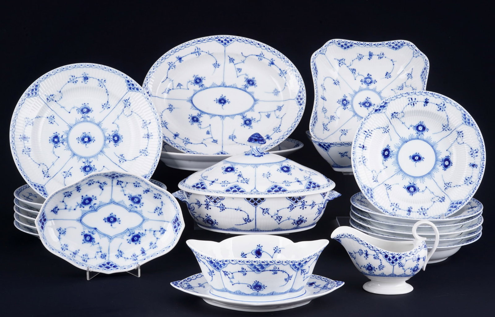 Royal Copenhagen Musselmalet dinner service for 6 persons, (1 of 8)
