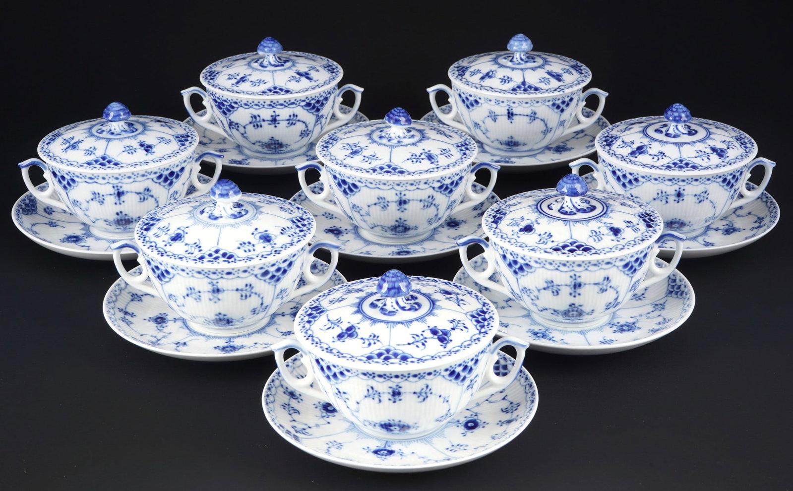 Royal Copenhagen Musselmalet 8 lidded soup bowls,: 16-piece porcelain, Denmark, with green company mark and blue waves, decor Musselmalet Half Lace, model no. 764, 8x soup bowls H 10 cm x D 11.5 cm, 8x saucers D 16 cm