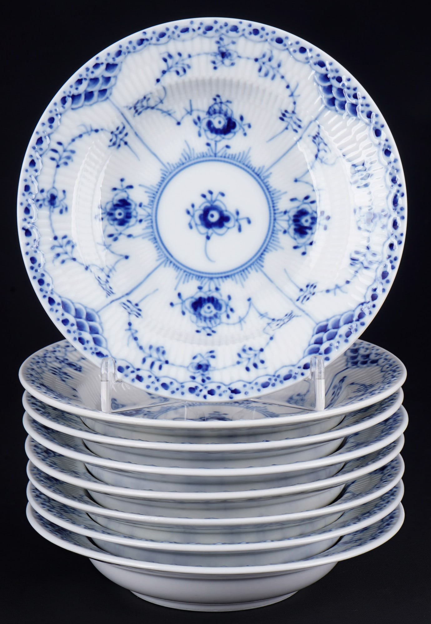 Royal Copenhagen Musselmalet 8 dessert bowls 569,: porcelain, Denmark, with green company mark and blue waves, decor Musselmalet Half Lace, model no. 569, 8x H 3 cm x D 14 cm