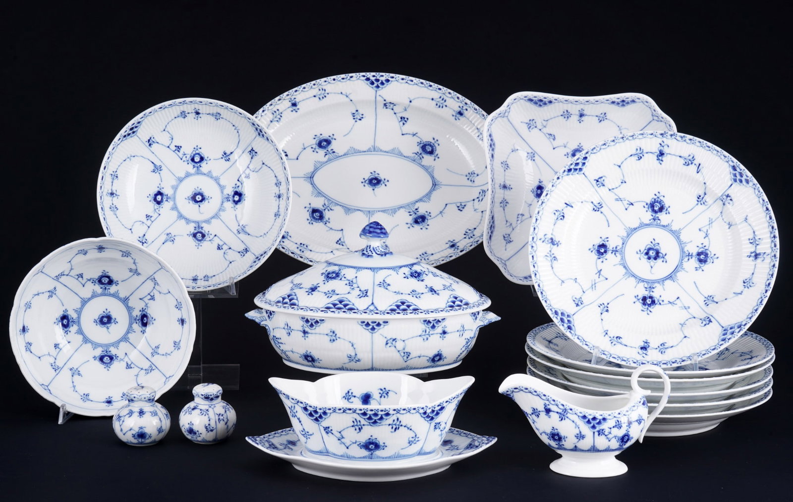 Royal Copenhagen Musselmalet dinner service for 6 persons, (1 of 11)