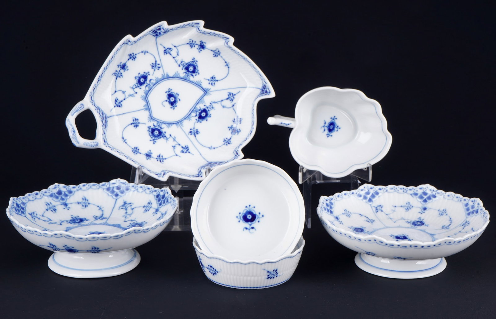 Royal Copenhagen Musselmalet 6 decorative bowls,: porcelain, Denmark, with green company mark and blue waves, 2x with one grinding stroke, decor Musselmalet Half Lace, 2x footed bowls #511 H 5.5 cm x D 17 cm, 2x small bowls #2320 (grinding stroke) H 
