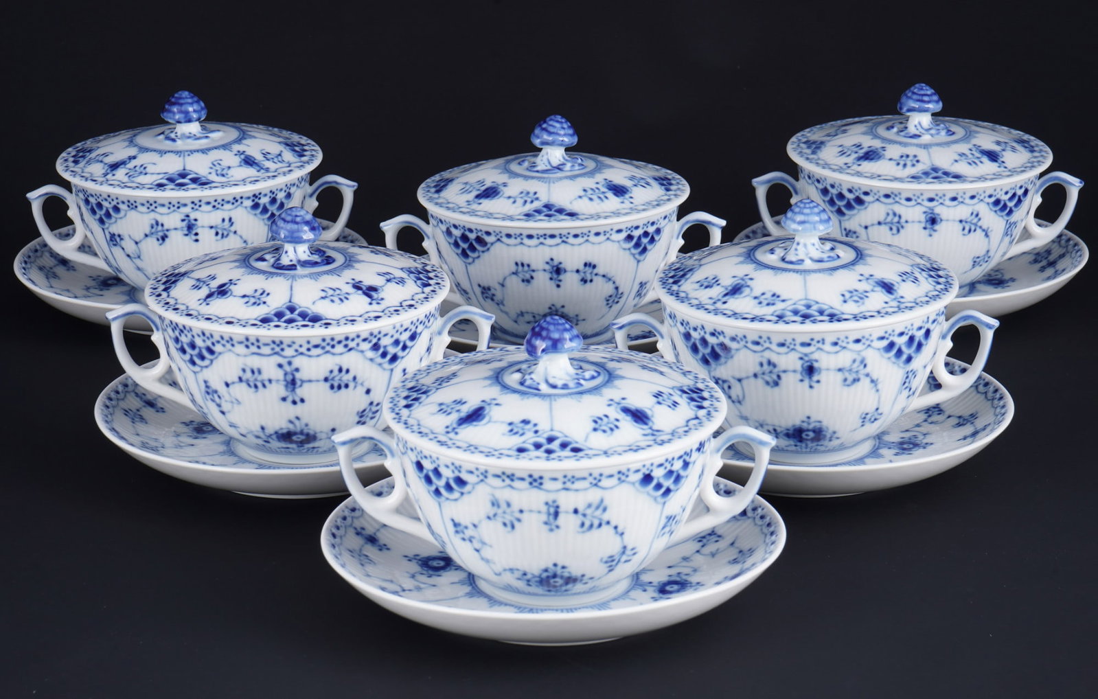 Royal Copenhagen Musselmalet 6 lidded soup cups,: porcelain, Denmark, with green company mark and blue waves, decor Musselmalet Half Lace, model no. 764, 6x soup cups #764 H 10.5 cm x D 11.5 cm, 6x saucers #764 D 16.5 cm