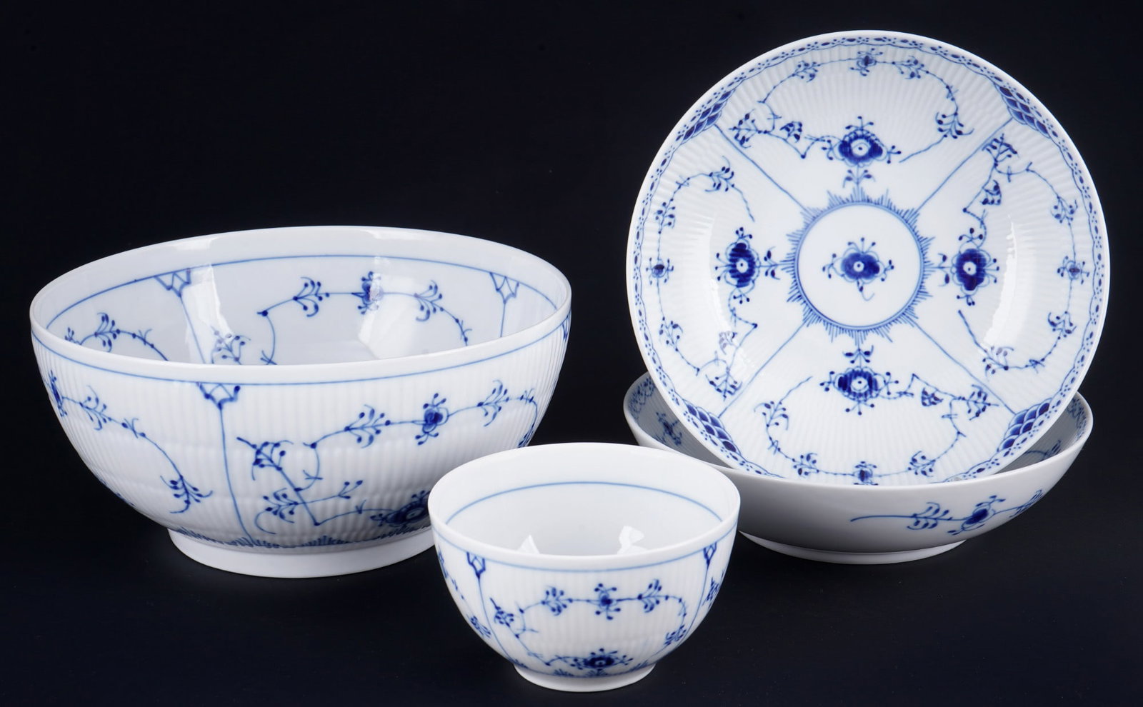 Royal Copenhagen Musselmalet 4 bowls,: porcelain, Denmark, with green company mark and blue waves, 2x with one grinding stroke, decor Musselmalet Half Lace / Strawflower, 1x large bowl #190 H 11.5 cm x D 24.5 cm, 2x bowls #512 H 5.5 cm x D