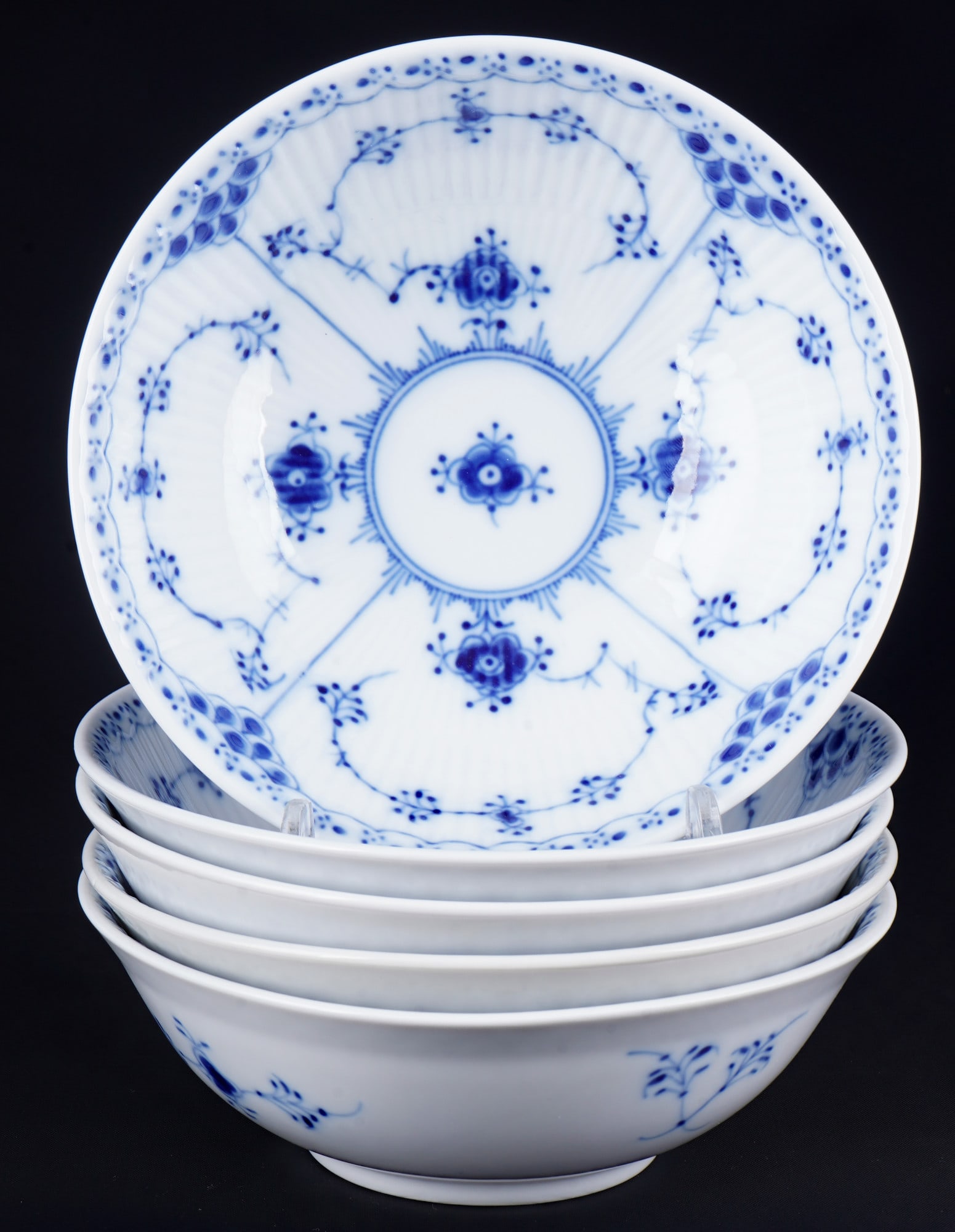 Royal Copenhagen Musselmalet 5 dessert bowls,: porcelain, Denmark, with green company mark and blue waves, decor Musselmalet Half Lace, model no. 624, 5x H 5 cm x D 16 cm